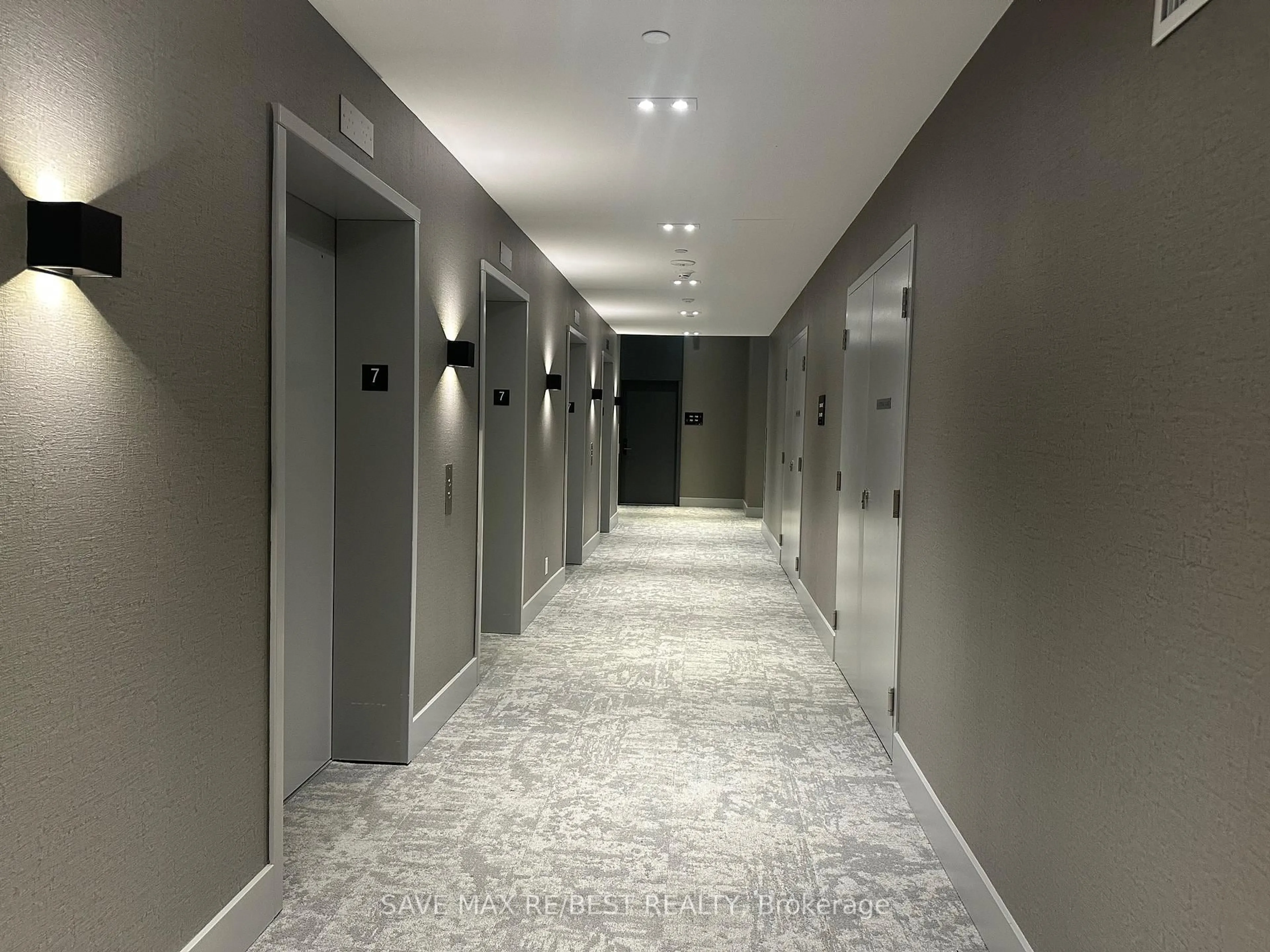 Indoor foyer for 285 Dufferin St #726, Toronto Ontario M6K 0J2