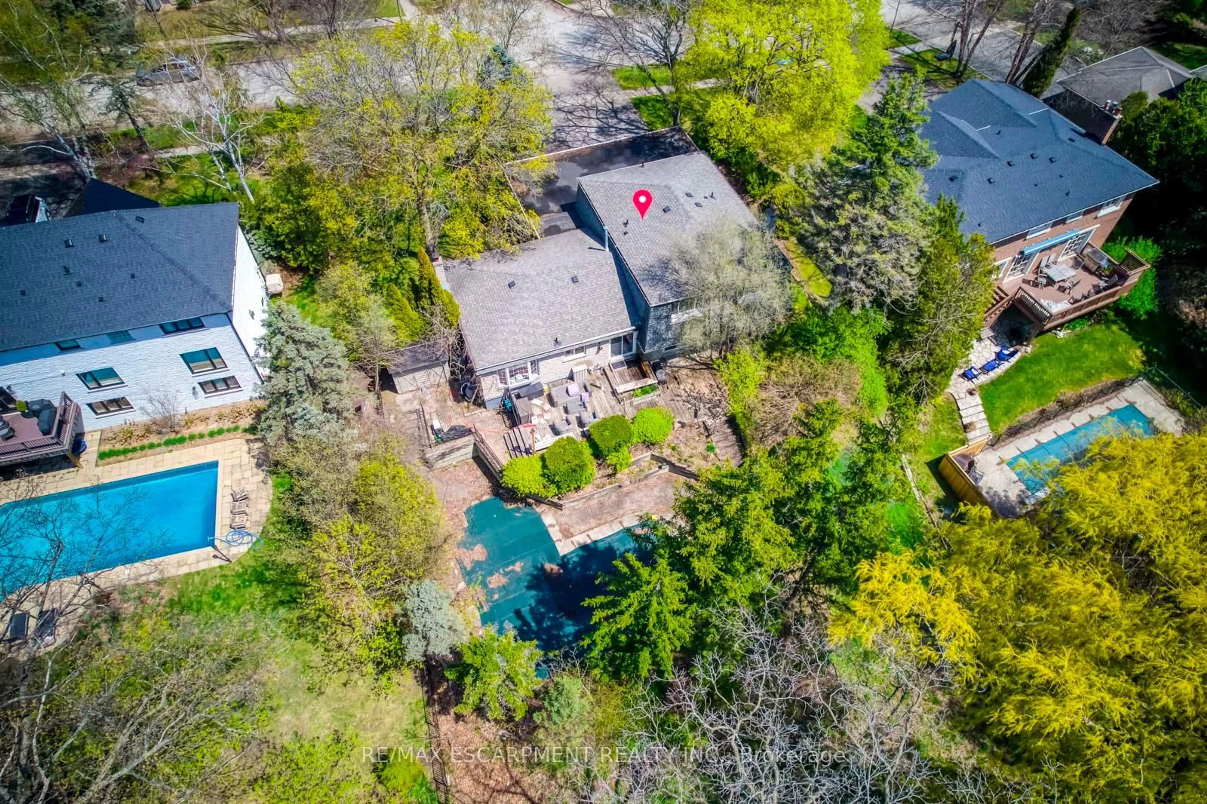 A pic from outside/outdoor area/front of a property/back of a property/a pic from drone, street for 170 Cavendish Crt, Oakville Ontario L6J 5S2