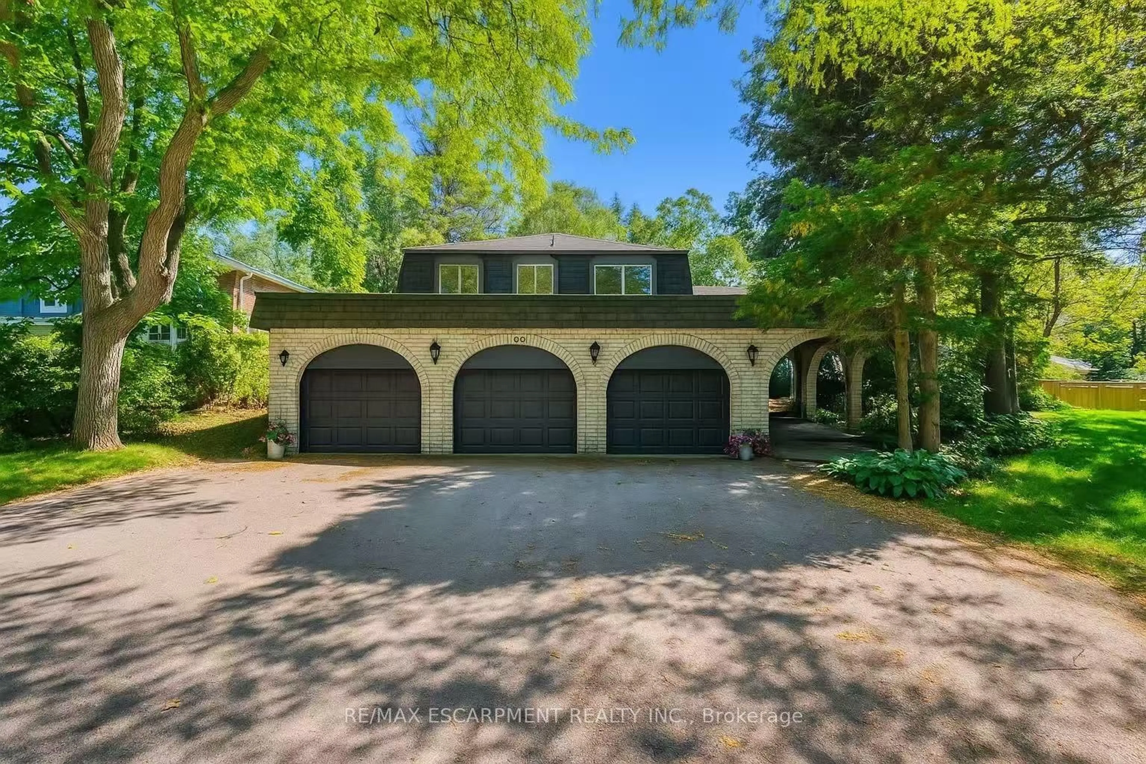 Indoor garage for 170 Cavendish Crt, Oakville Ontario L6J 5S2