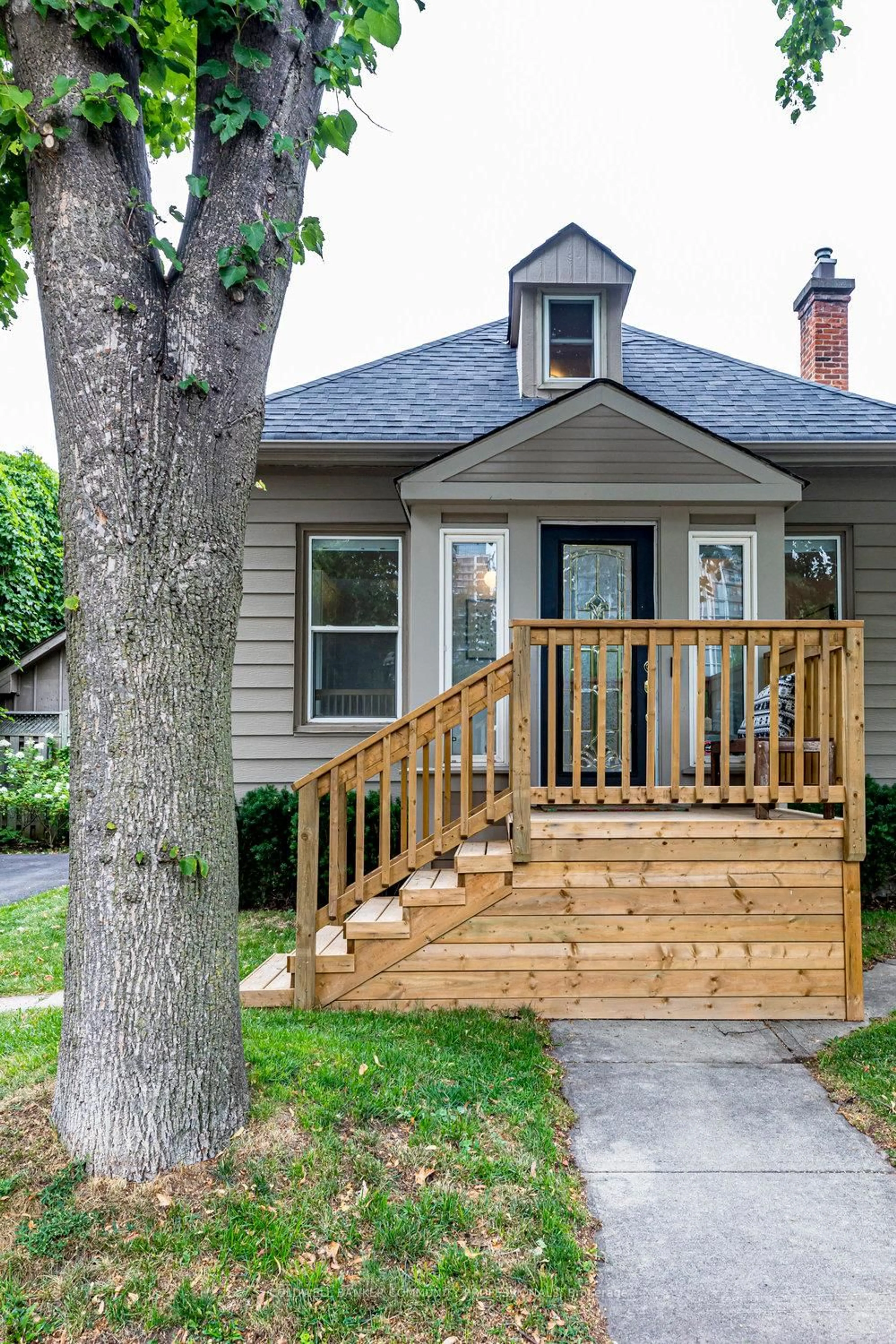 Home with vinyl exterior material, street for 2079 Maria St, Burlington Ontario L7R 1K8