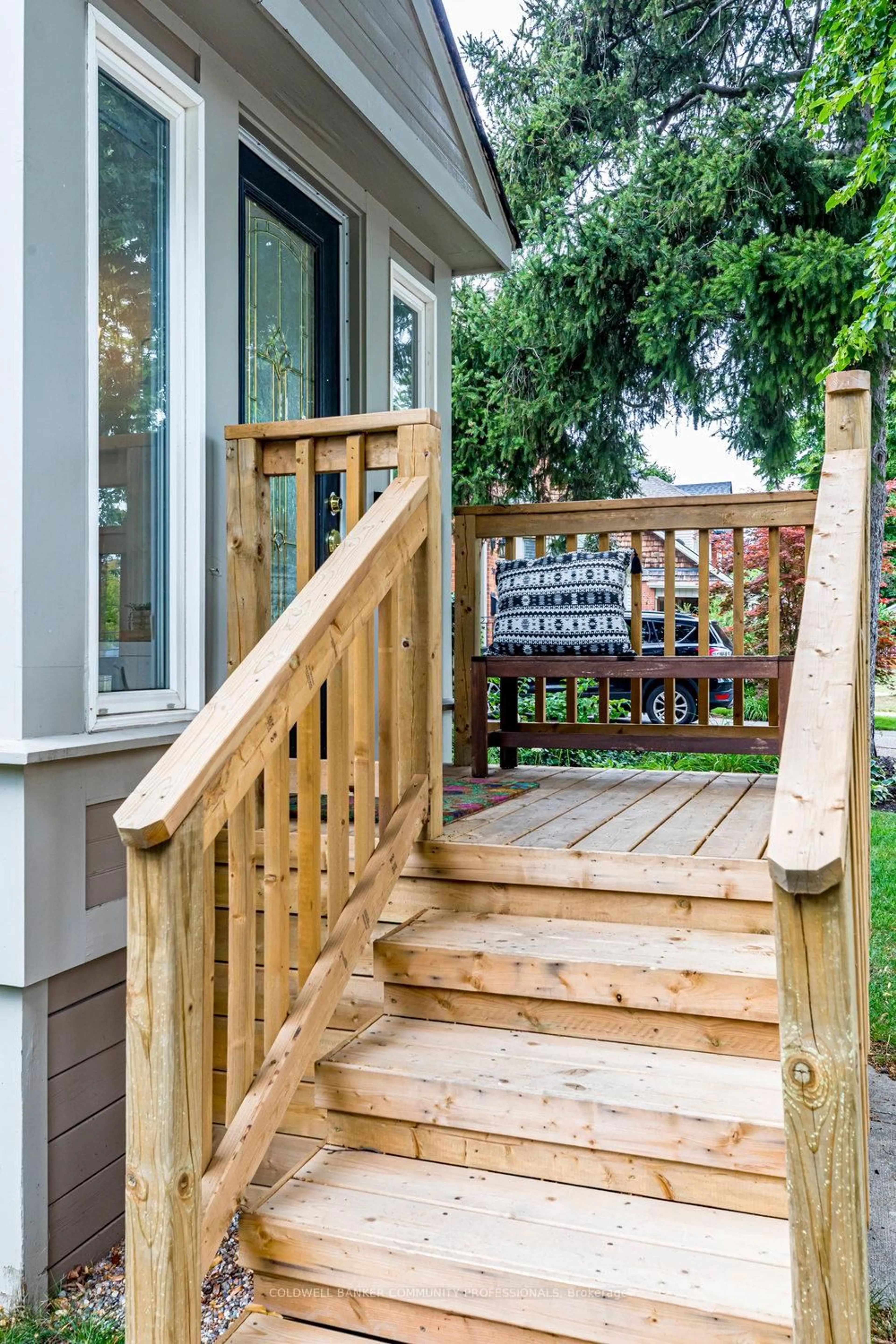 Patio, street for 2079 Maria St, Burlington Ontario L7R 1K8