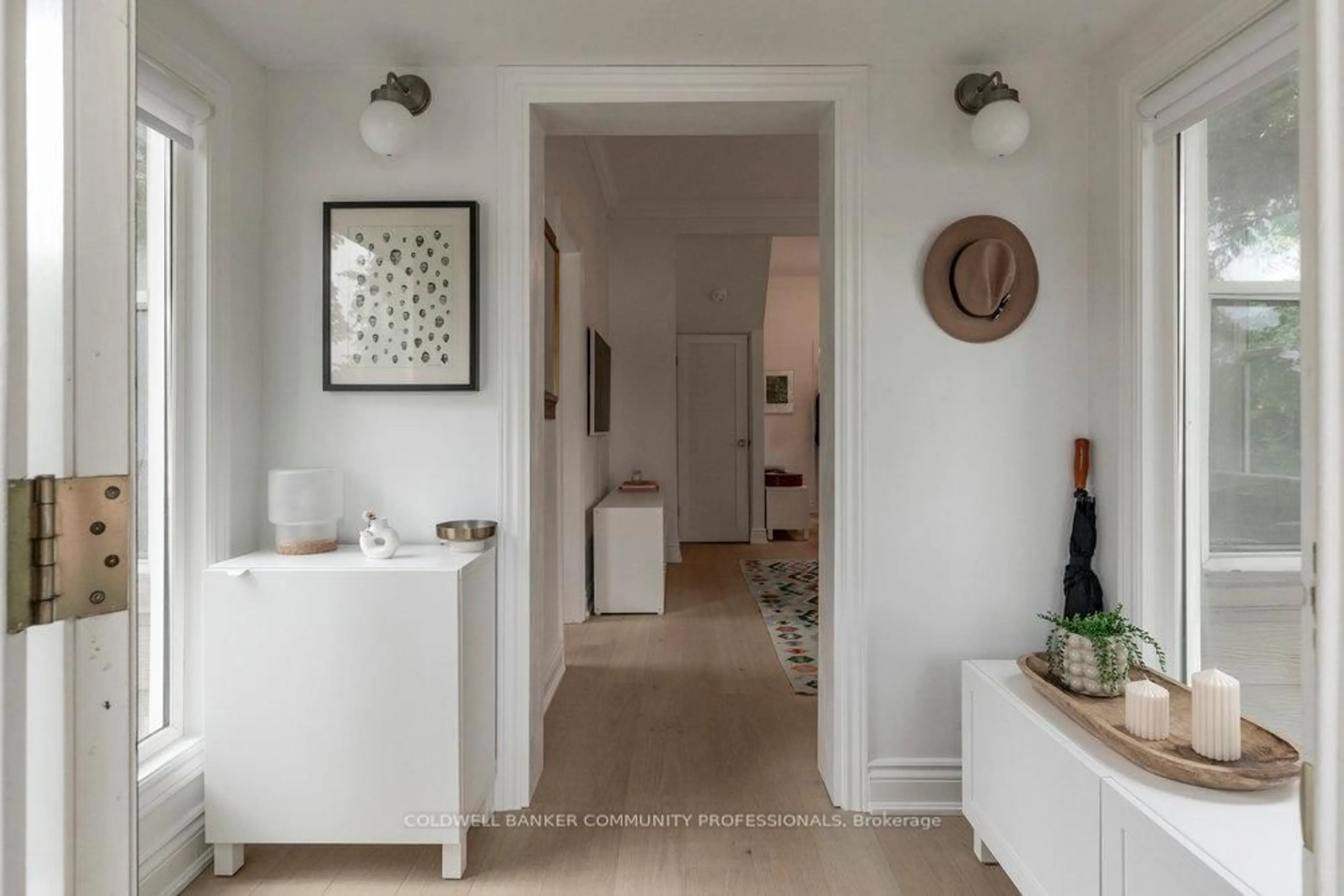 Indoor entryway for 2079 Maria St, Burlington Ontario L7R 1K8