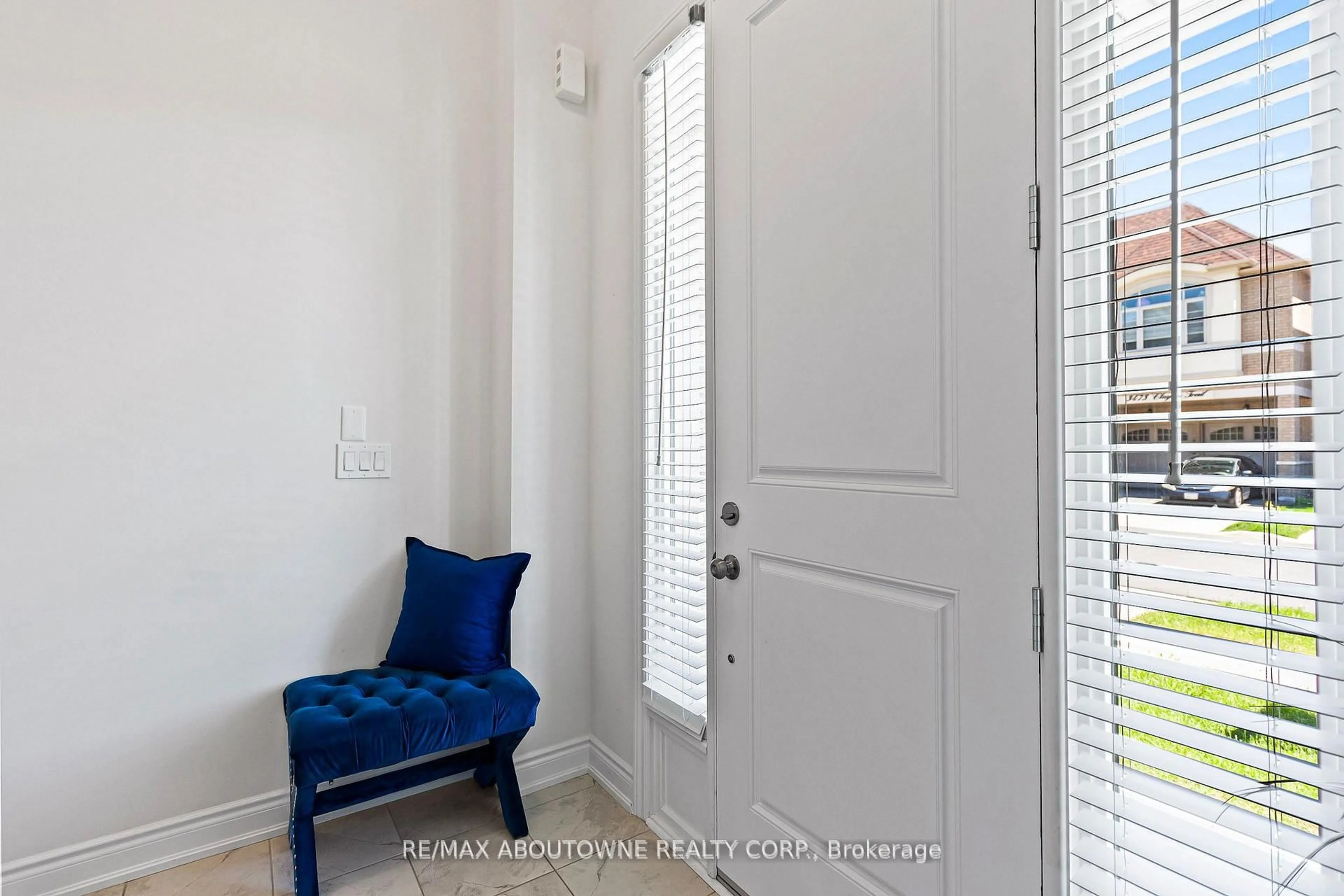 Indoor entryway for 3470 Clayton Tr, Oakville Ontario L6H 0Y9