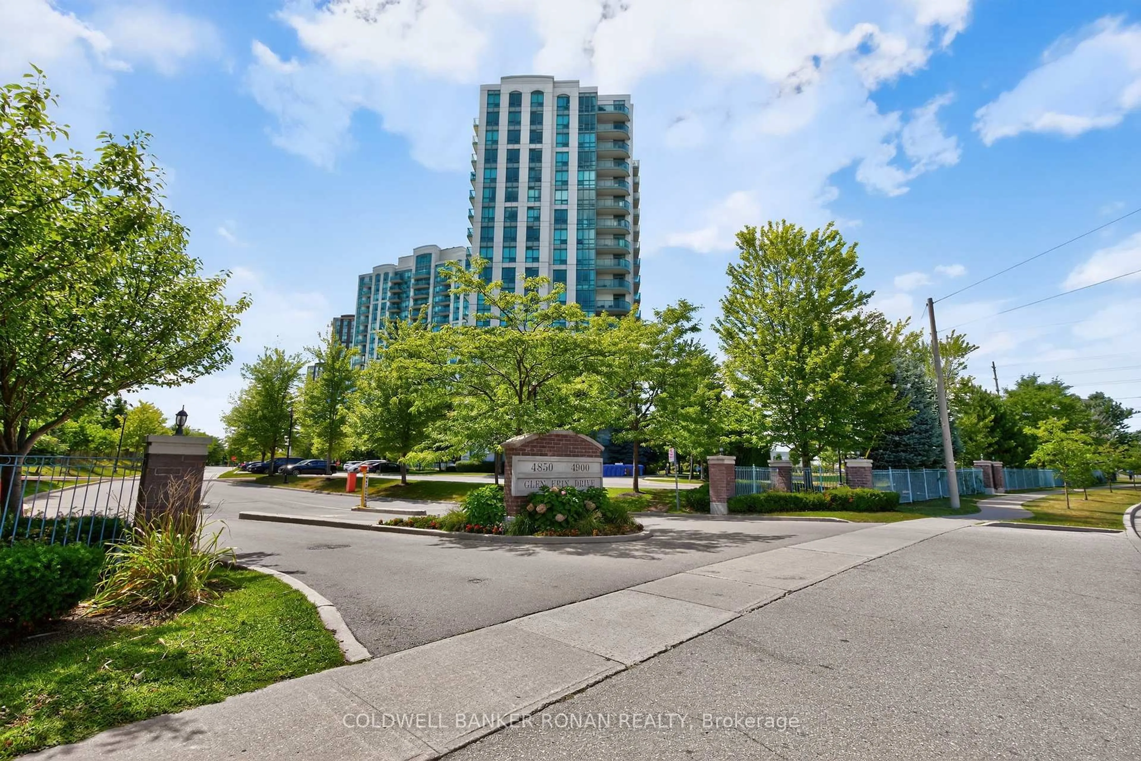 A pic from outside/outdoor area/front of a property/back of a property/a pic from drone, street for 4900 Glen Erin Dr #1010, Mississauga Ontario L5M 7S2