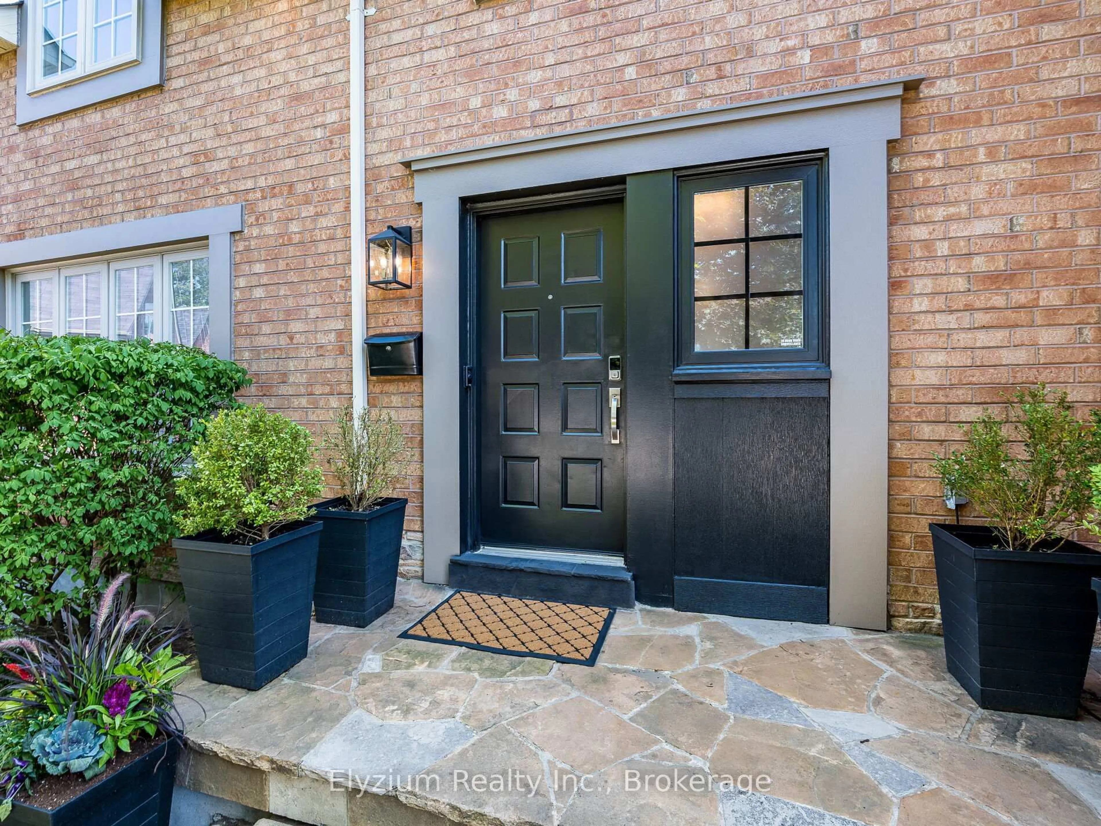 Indoor entryway for 2342 Marisa Crt, Mississauga Ontario L5K 2P6