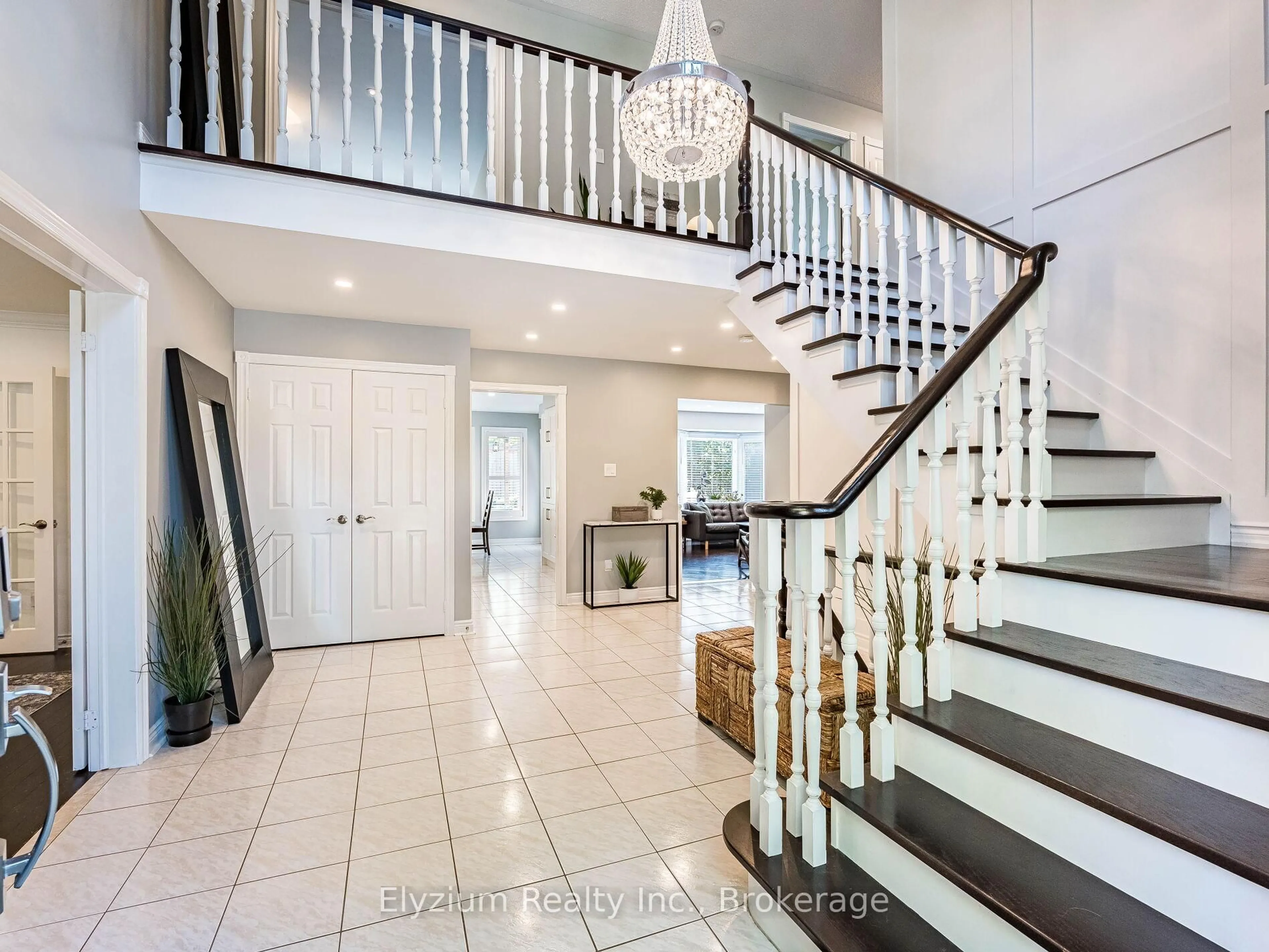 Indoor foyer for 2342 Marisa Crt, Mississauga Ontario L5K 2P6