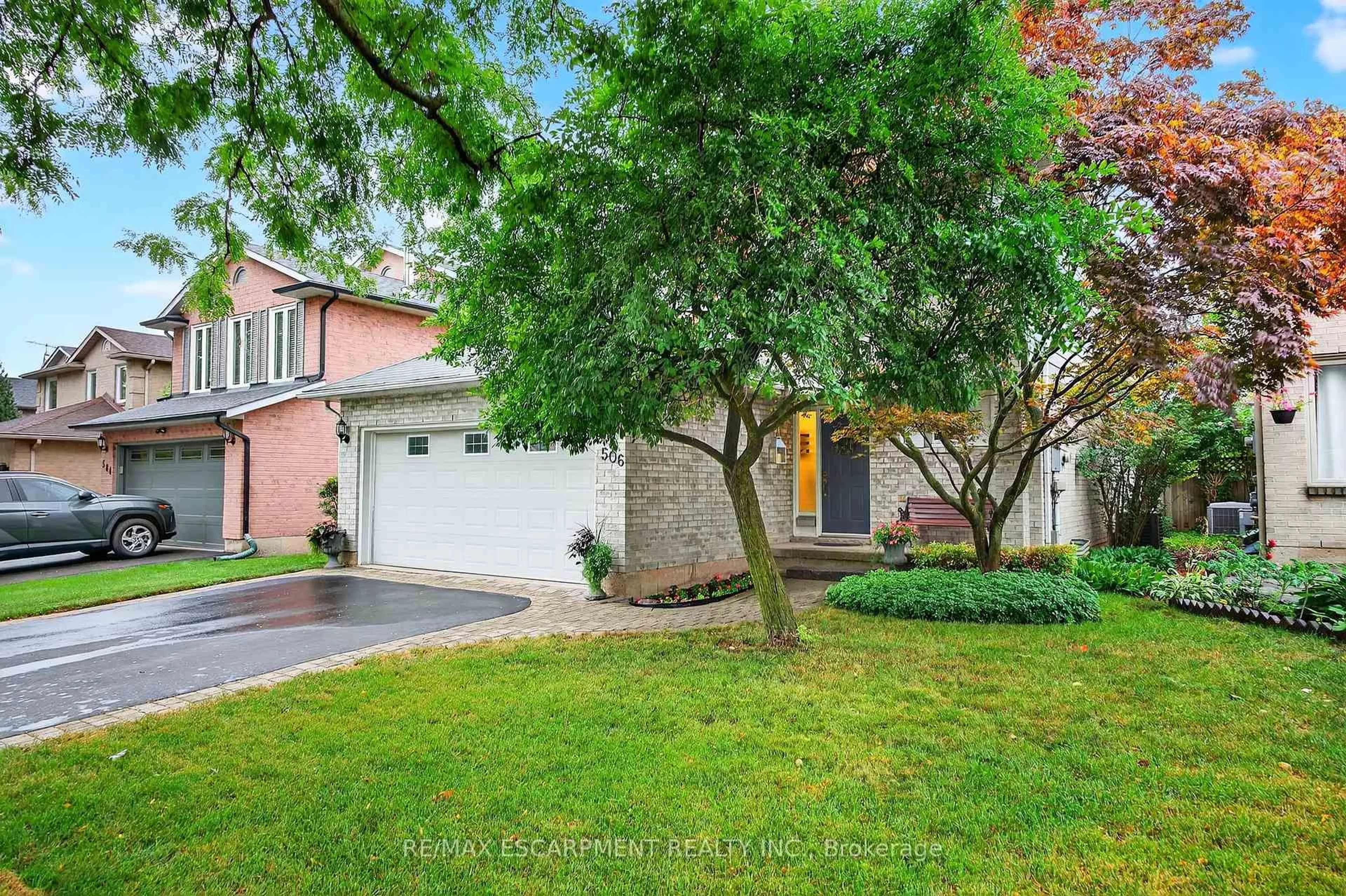 A pic from outside/outdoor area/front of a property/back of a property/a pic from drone, street for 506 Deerhurst Dr, Burlington Ontario L7L 5S8