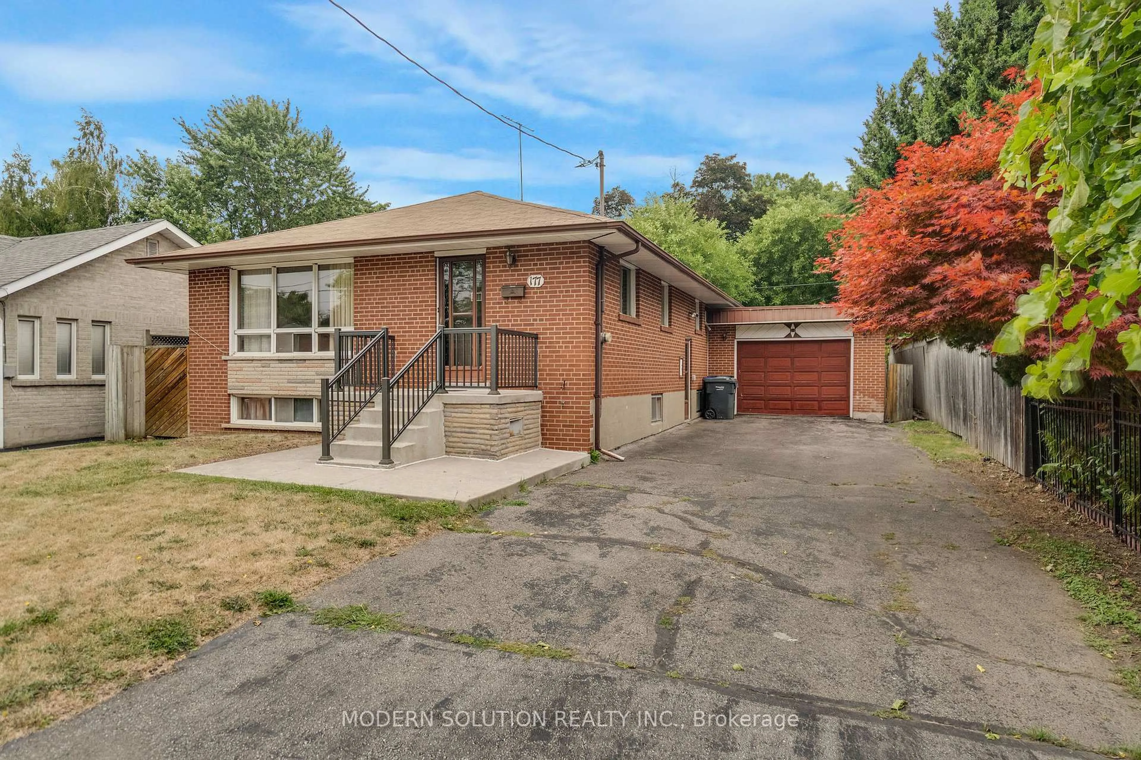 A pic from outside/outdoor area/front of a property/back of a property/a pic from drone, street for 177 Eaglewood Blvd, Mississauga Ontario L5G 1V8