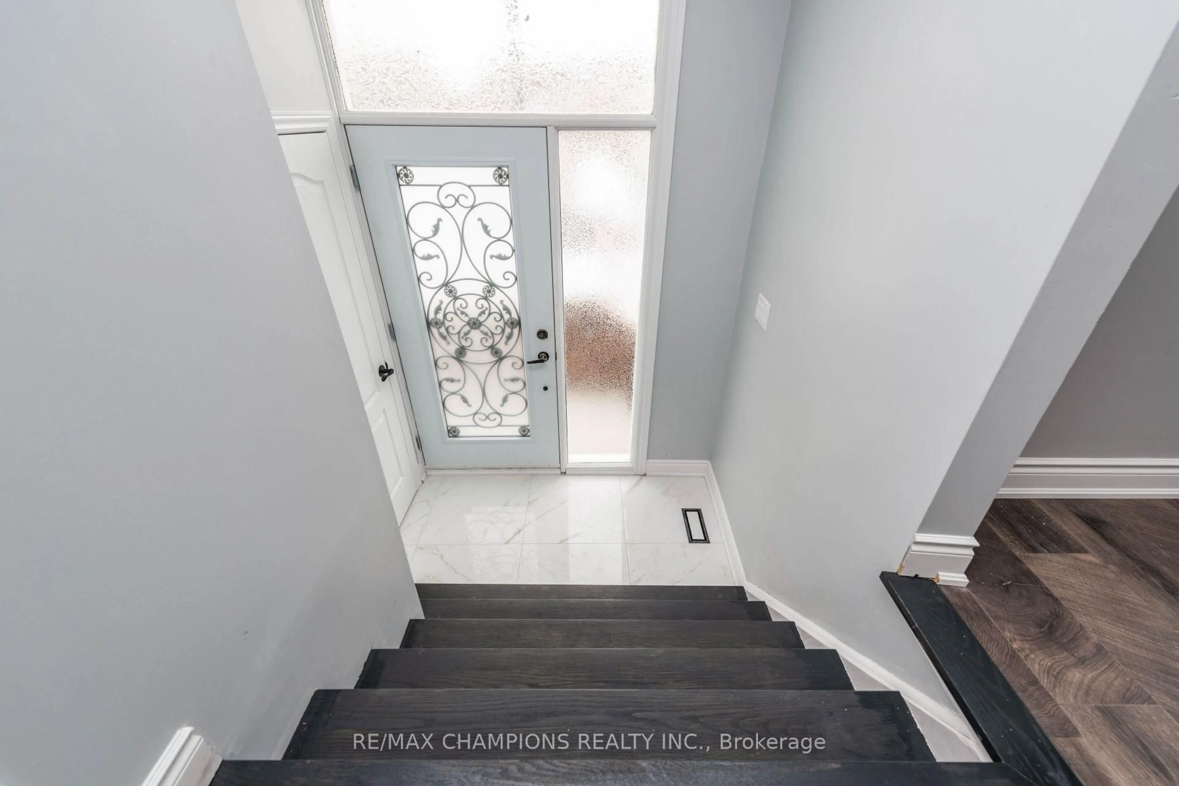 Indoor entryway for 11 Crosswood Lane, Brampton Ontario L6V 3M1