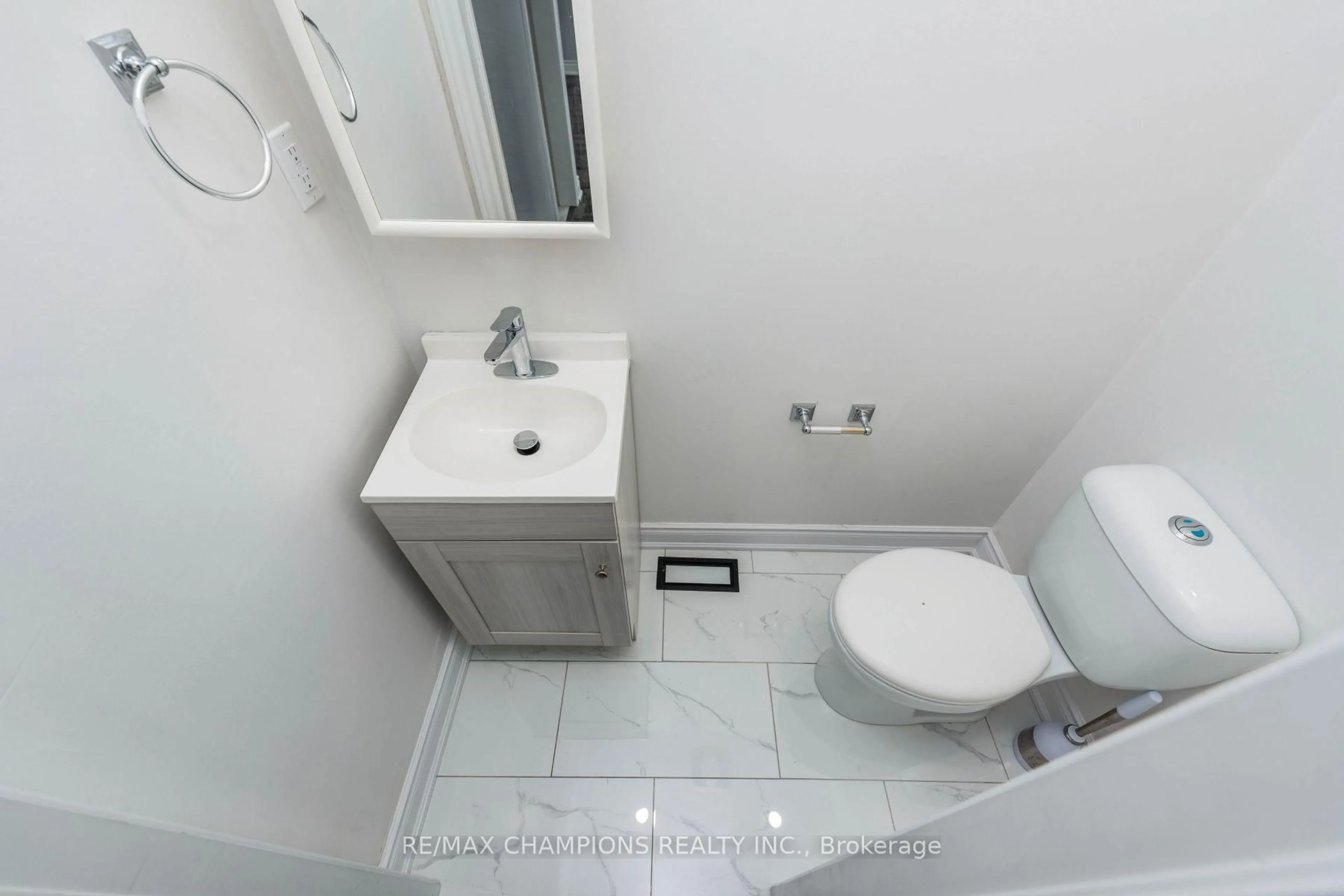 Standard bathroom, unknown for 11 Crosswood Lane, Brampton Ontario L6V 3M1