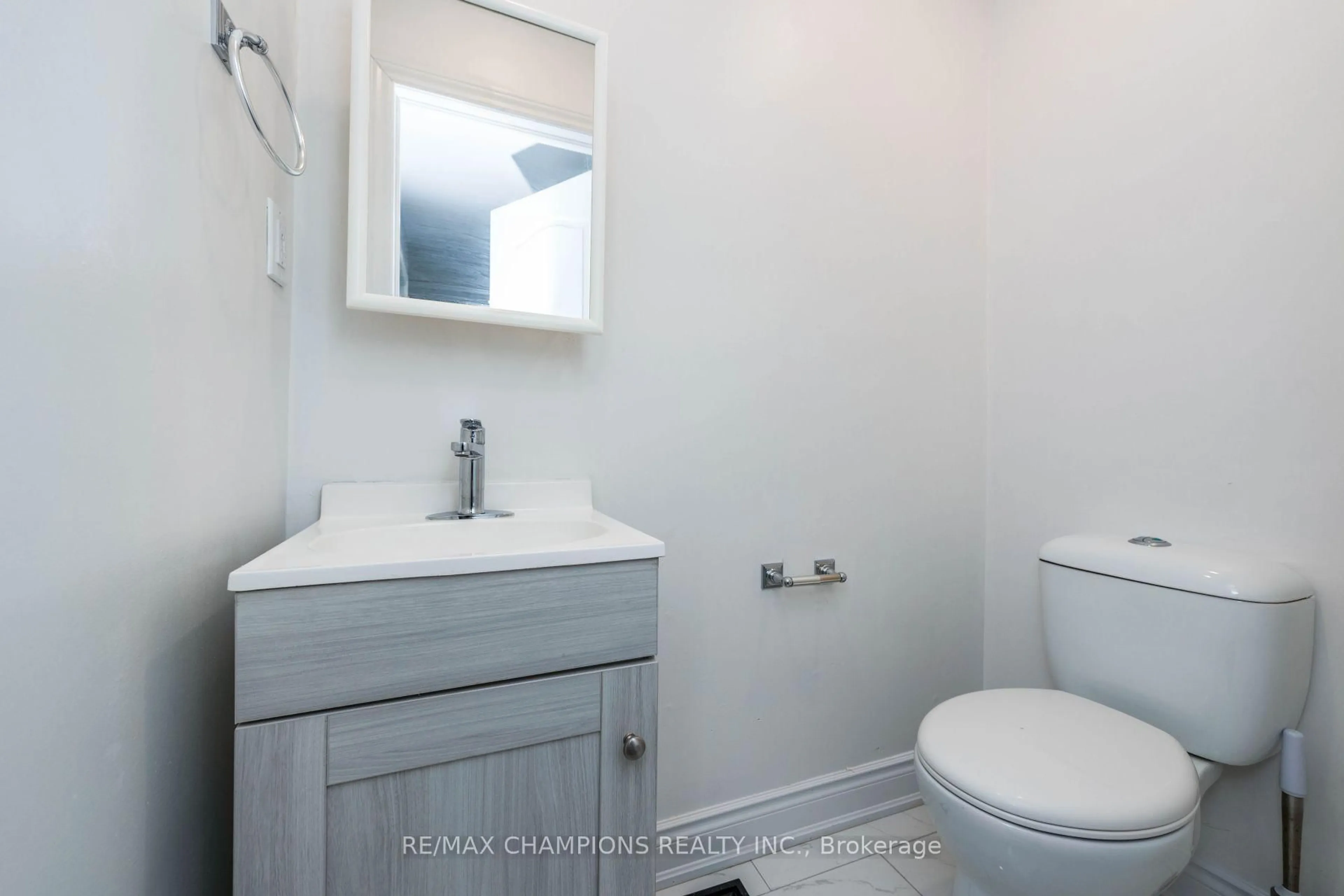 Standard bathroom, unknown for 11 Crosswood Lane, Brampton Ontario L6V 3M1