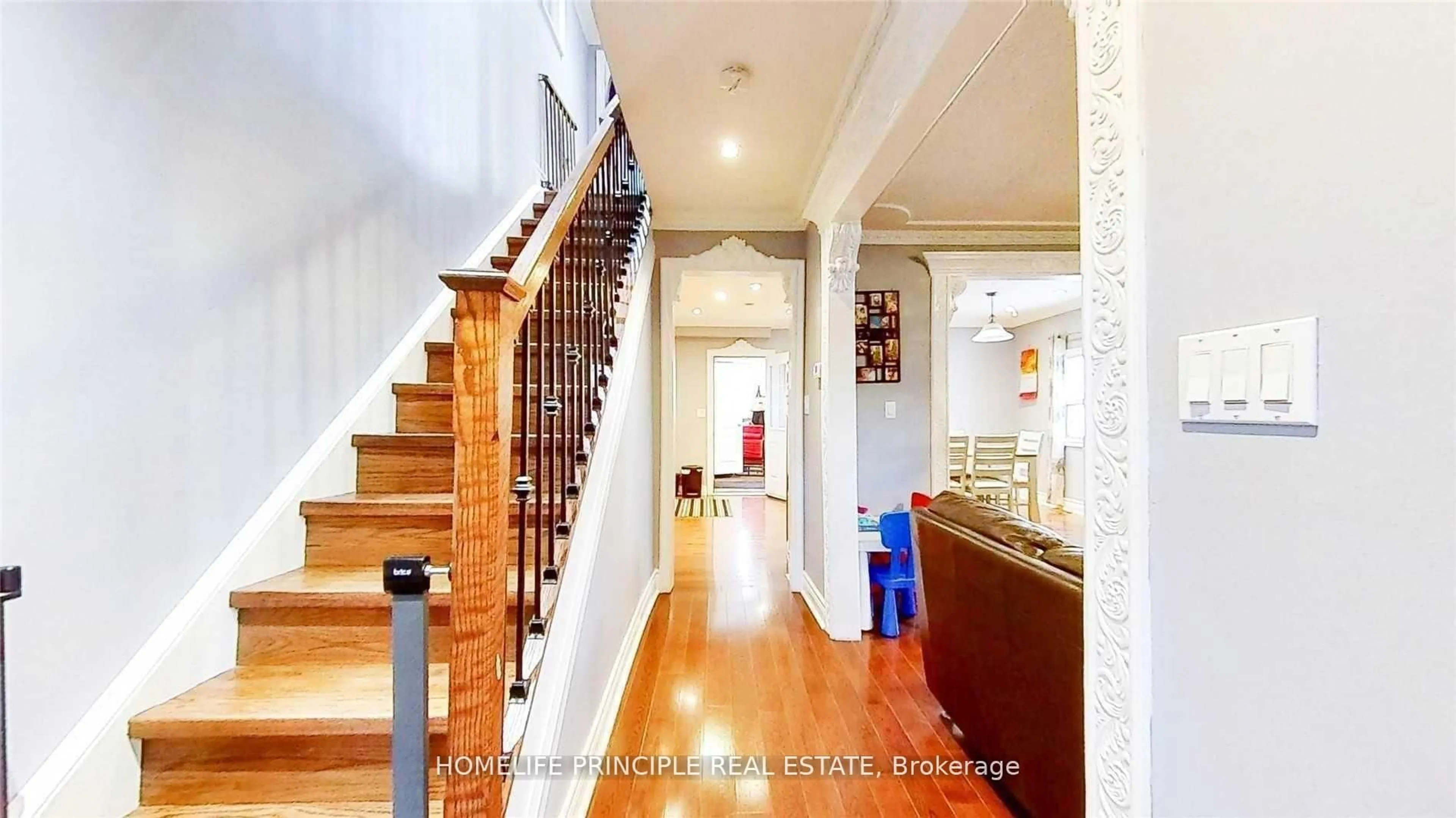 Indoor foyer for 1610 Weston Rd, Toronto Ontario M9N 1T9