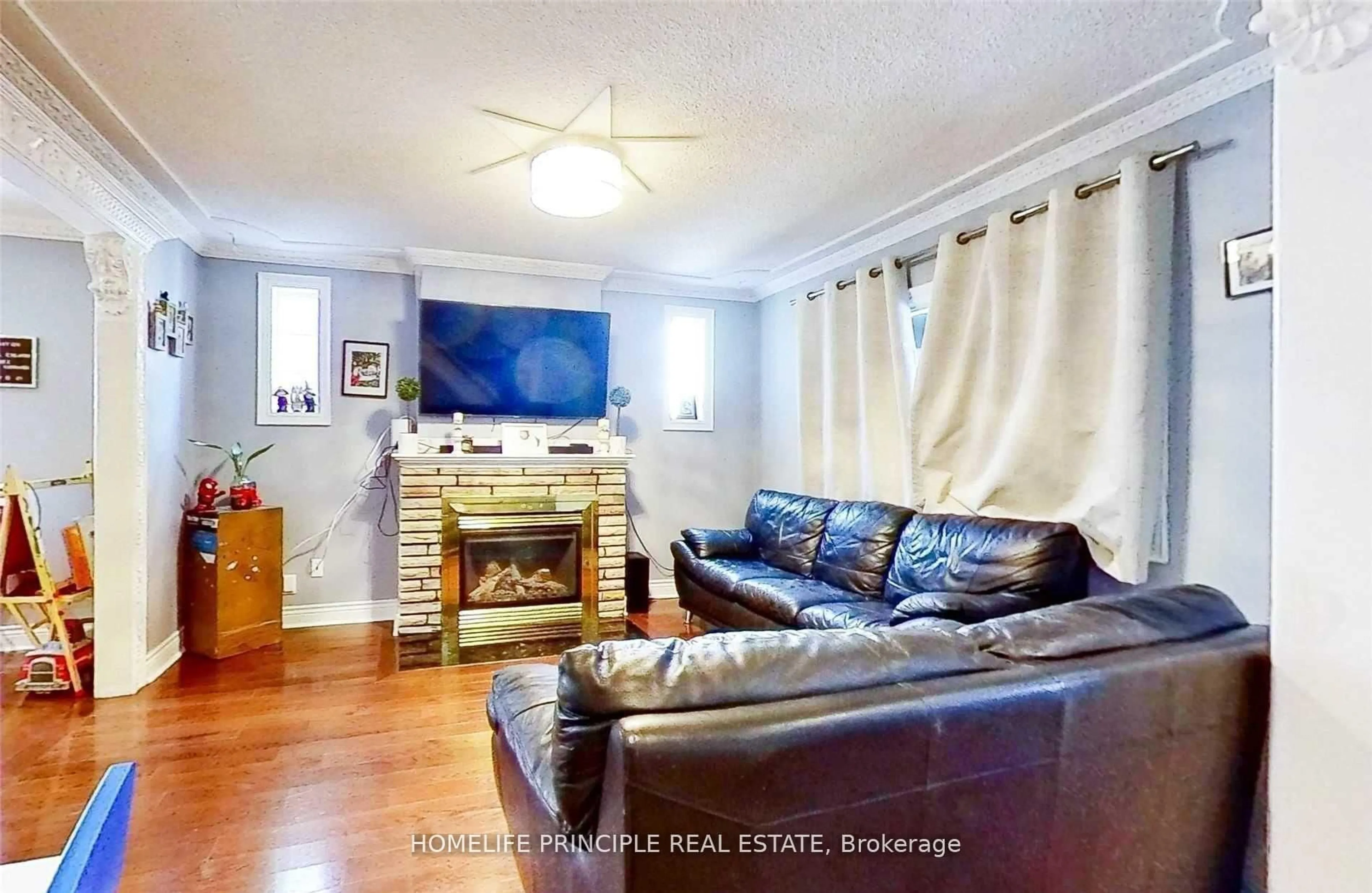 Living room with furniture, unknown for 1610 Weston Rd, Toronto Ontario M9N 1T9