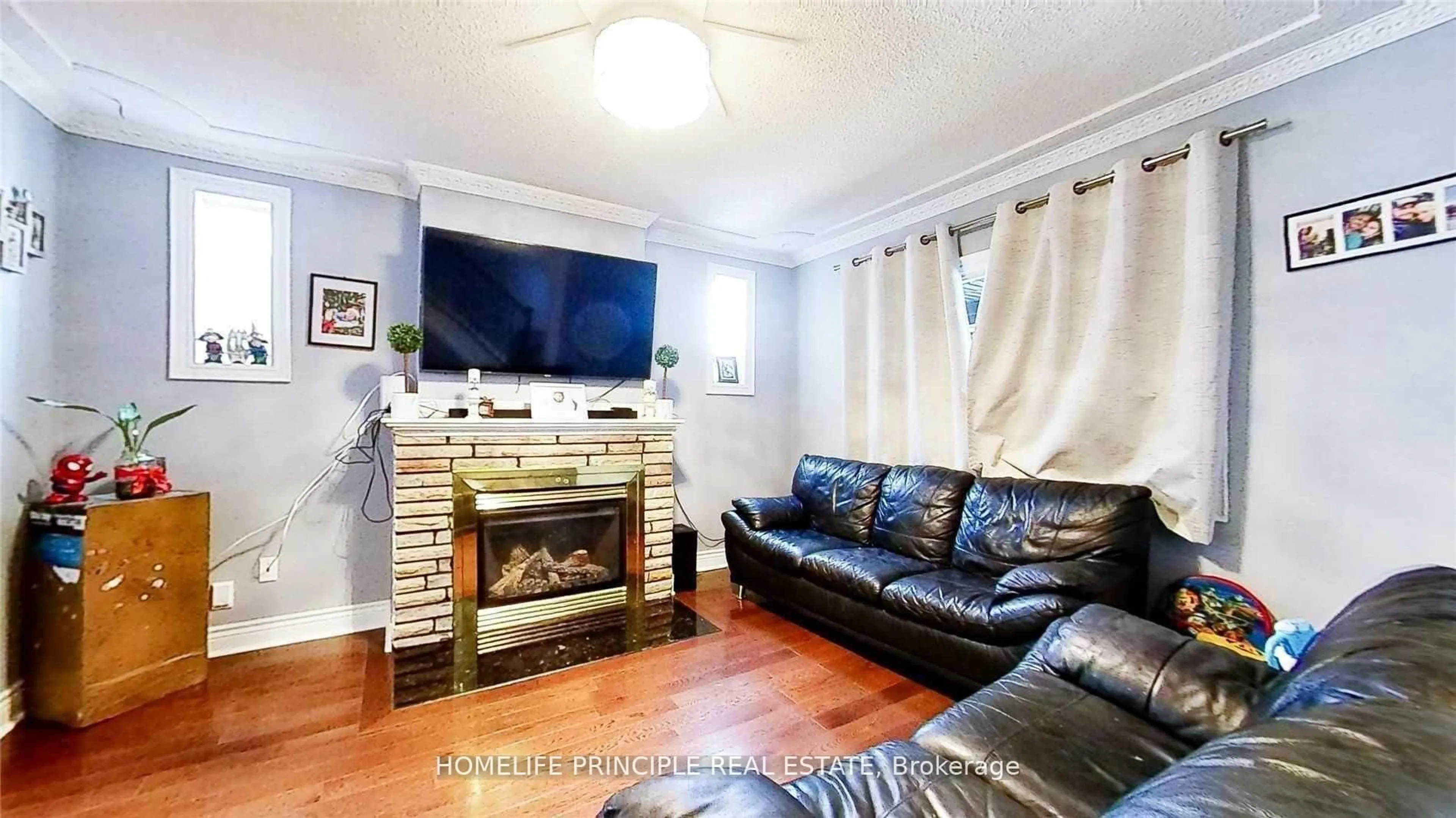 Living room with furniture, unknown for 1610 Weston Rd, Toronto Ontario M9N 1T9
