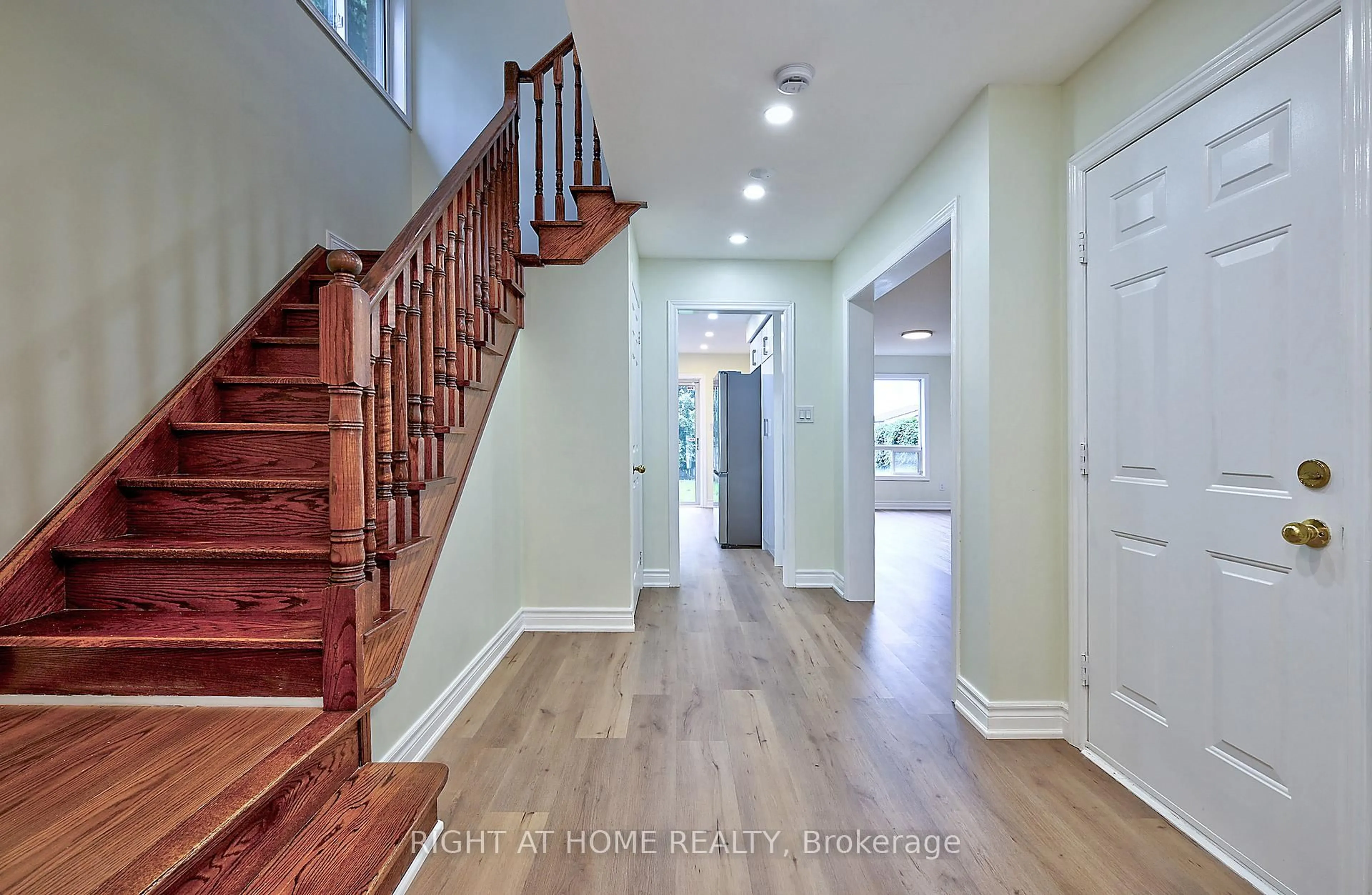 Indoor entryway for 57 Westfield Tr, Oakville Ontario L6H 6C5