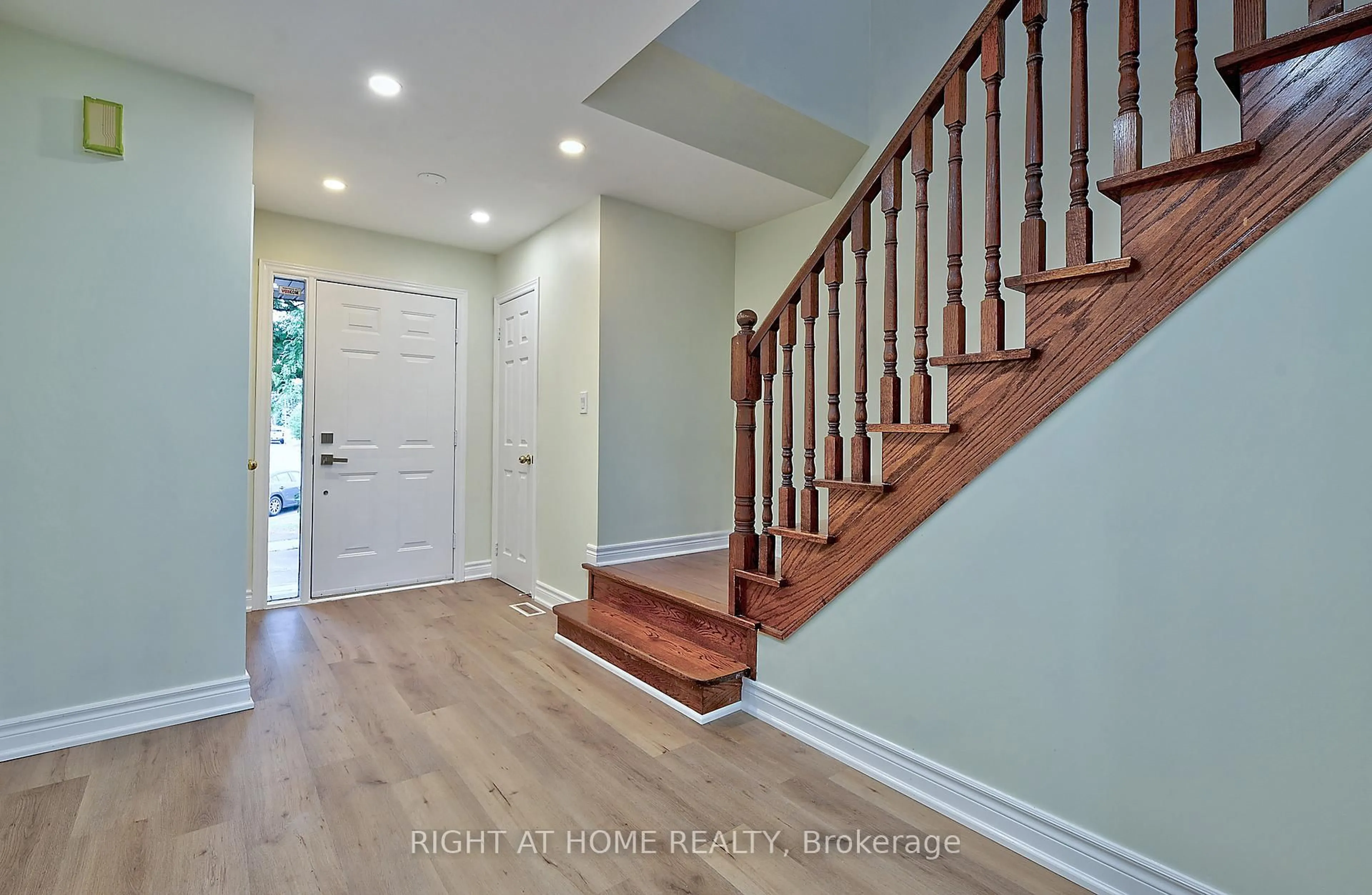 Indoor entryway for 57 Westfield Tr, Oakville Ontario L6H 6C5