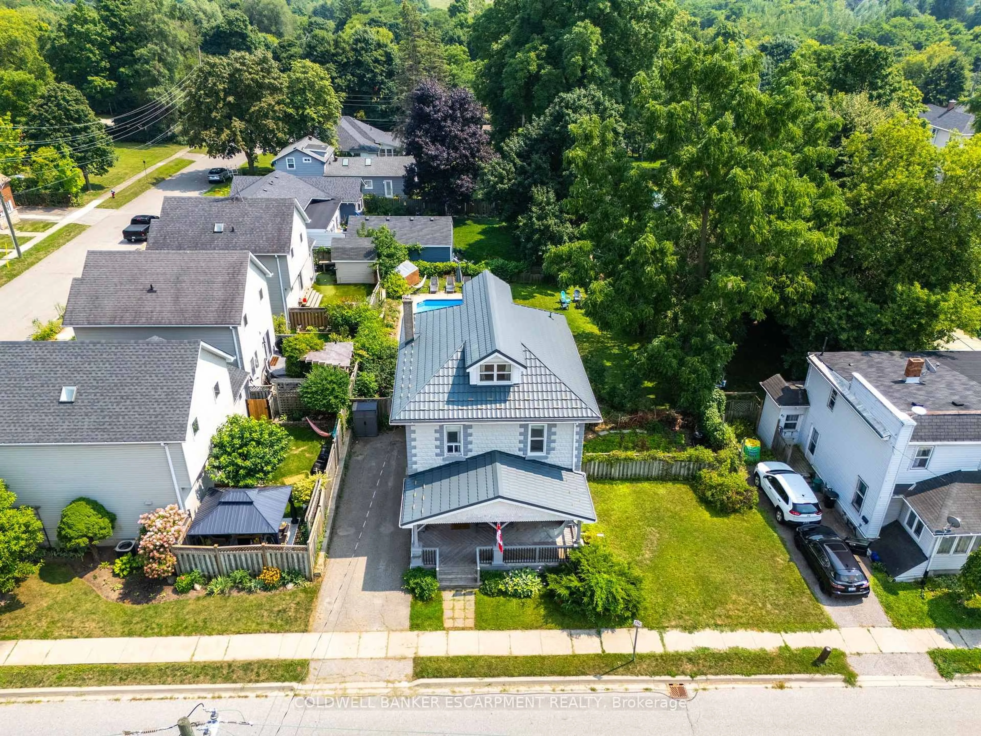 A pic from outside/outdoor area/front of a property/back of a property/a pic from drone, street for 44 Church St, Halton Hills Ontario L7J 1K5