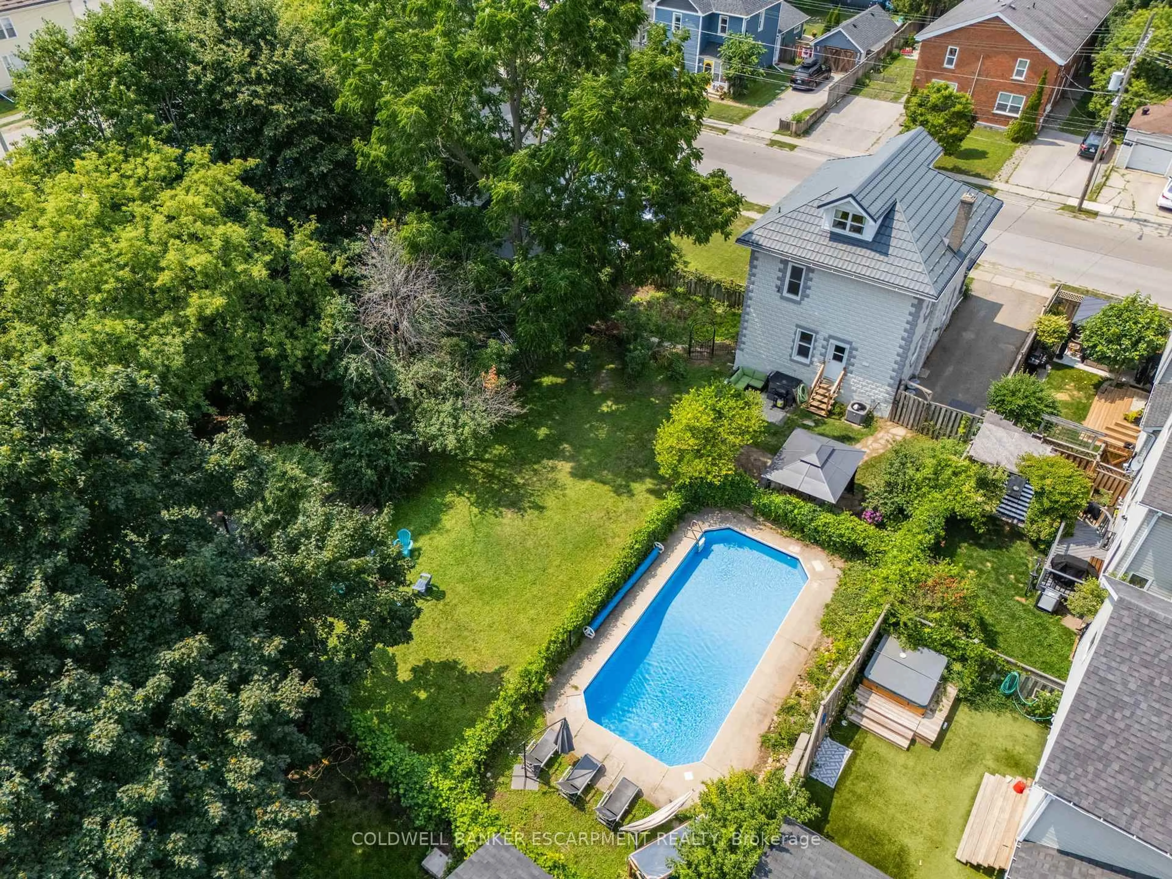 A pic from outside/outdoor area/front of a property/back of a property/a pic from drone, unknown for 44 Church St, Halton Hills Ontario L7J 1K5