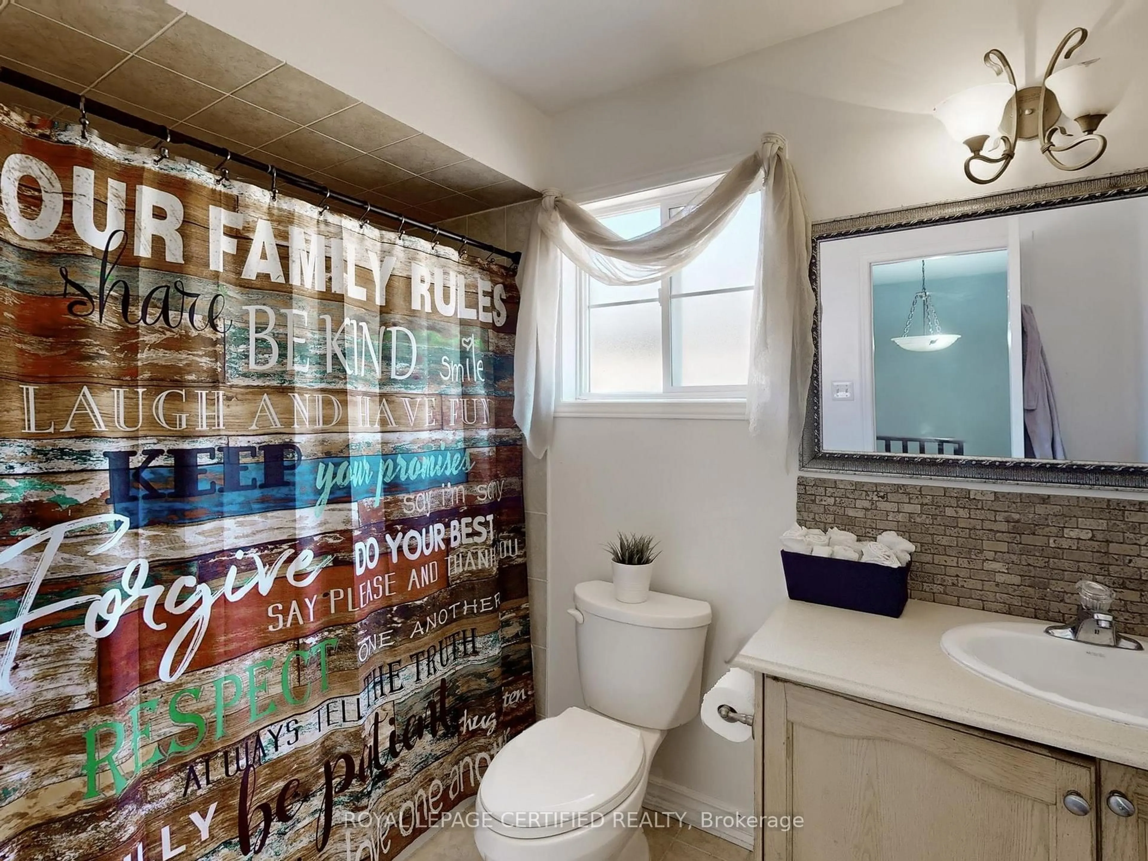 Standard bathroom, ceramic/tile floor for 38 Lawren Harris Cres, Caledon Ontario L7E 2W7