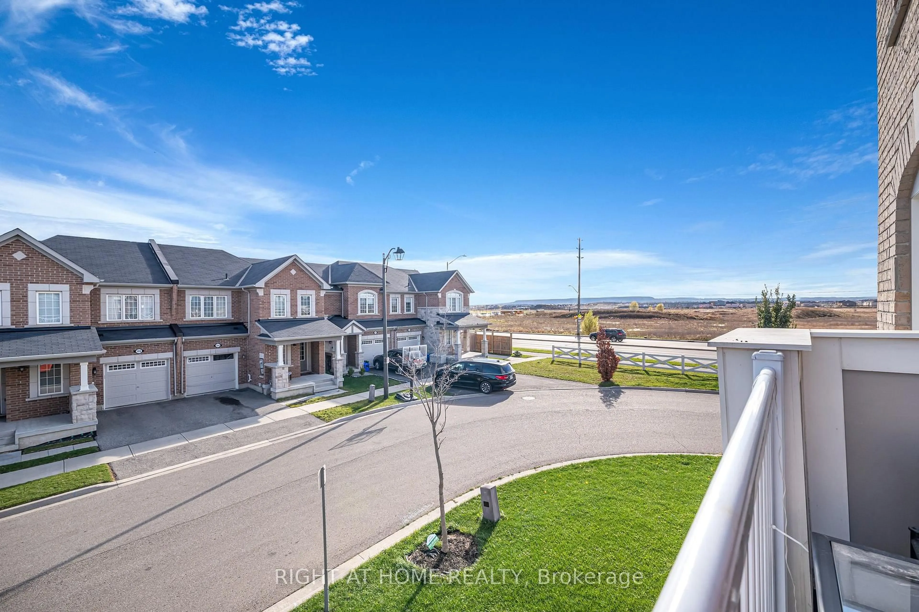 A pic from outside/outdoor area/front of a property/back of a property/a pic from drone, unknown for 105 Bond Head Crt, Milton Ontario L9E 1G6