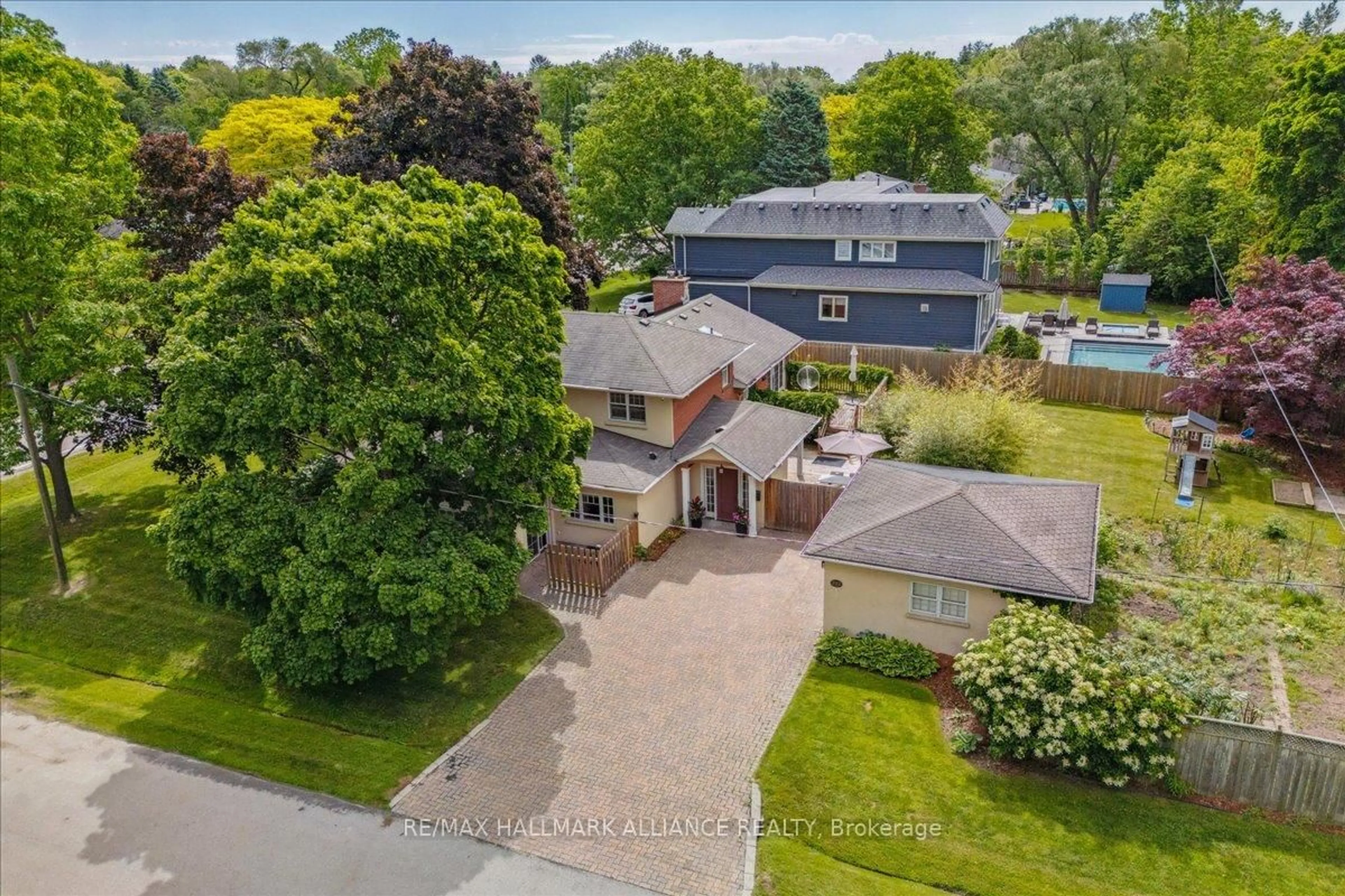 A pic from outside/outdoor area/front of a property/back of a property/a pic from drone, street for 222 Alscot Cres, Oakville Ontario L6J 4R4