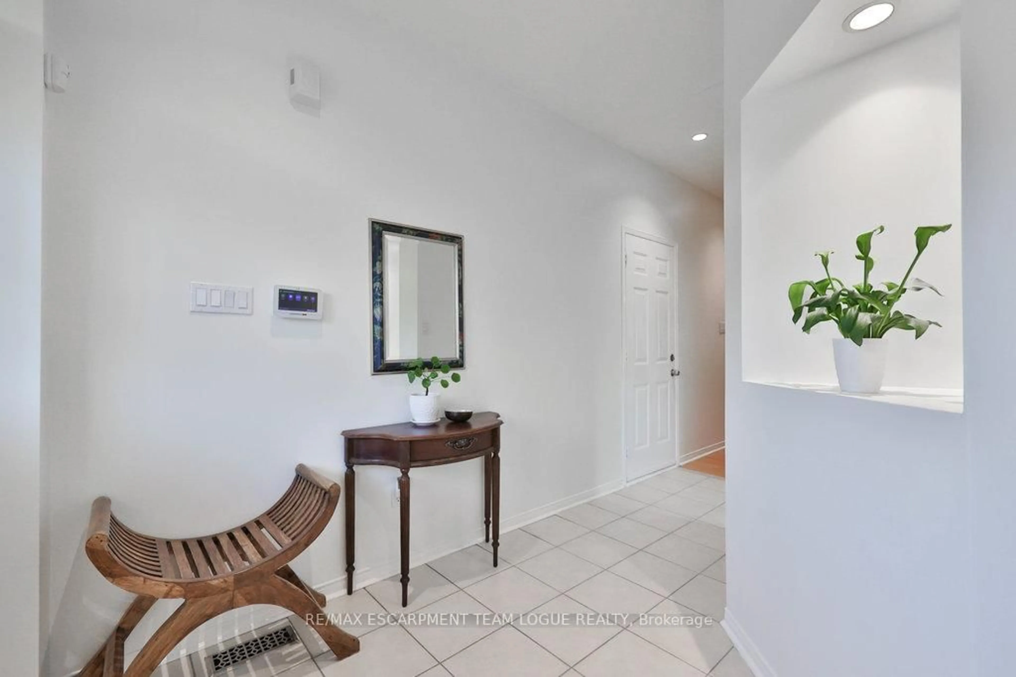 Indoor entryway for 5631 Kellandy Ru, Mississauga Ontario L5M 7A8
