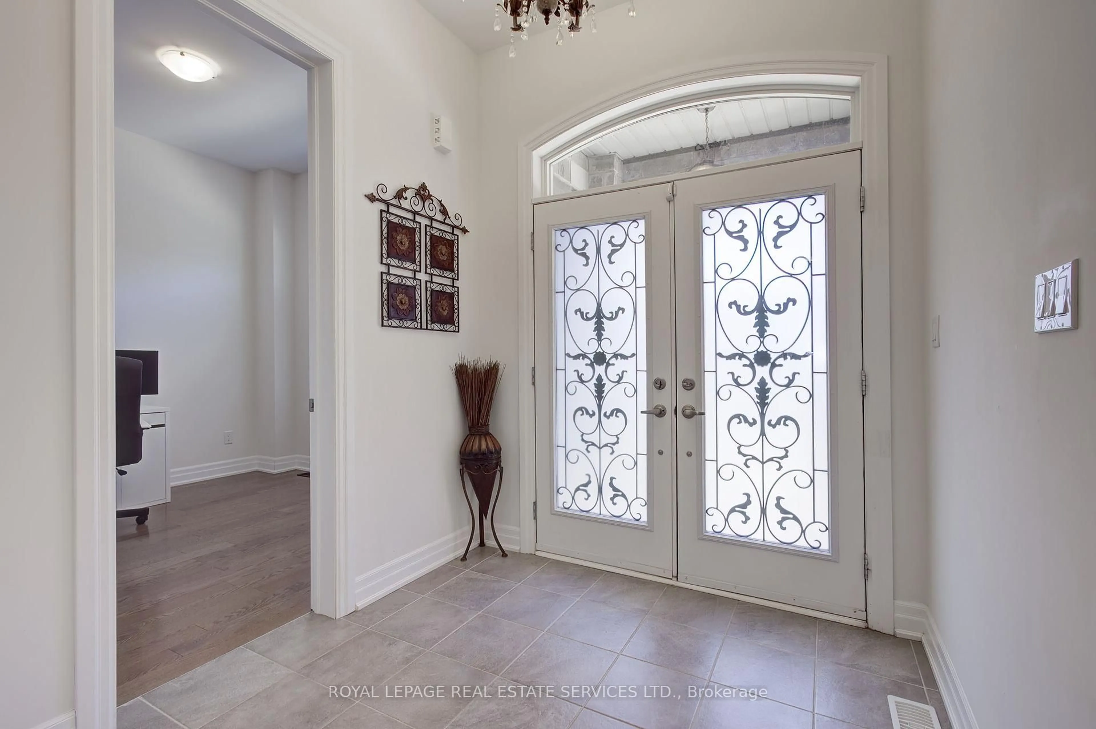 Indoor entryway for 48 Viva Gardens, Oakville Ontario L6H 0Z1