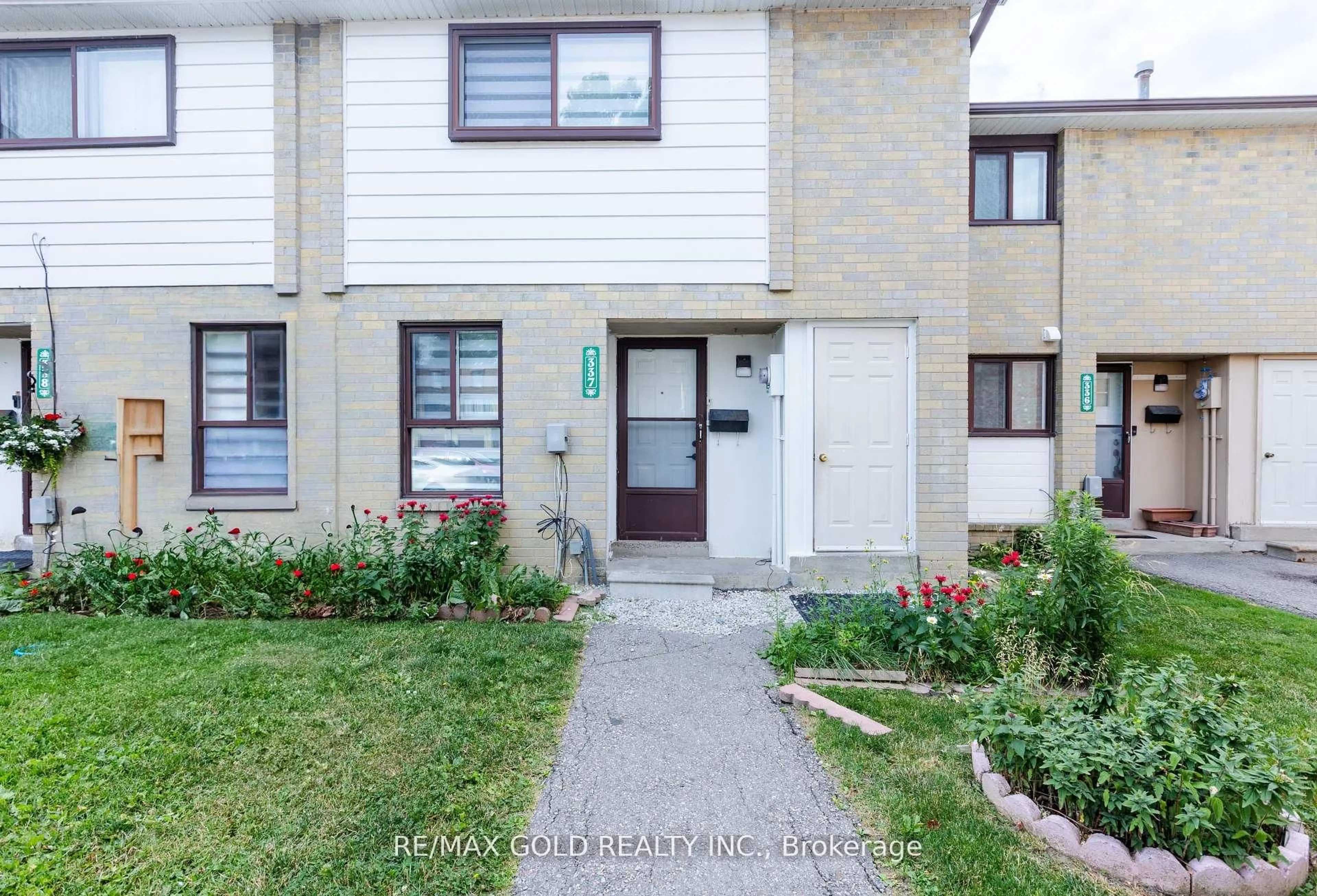 A pic from outside/outdoor area/front of a property/back of a property/a pic from drone, street for 337 Fleetwood Cres, Brampton Ontario L6T 2E7