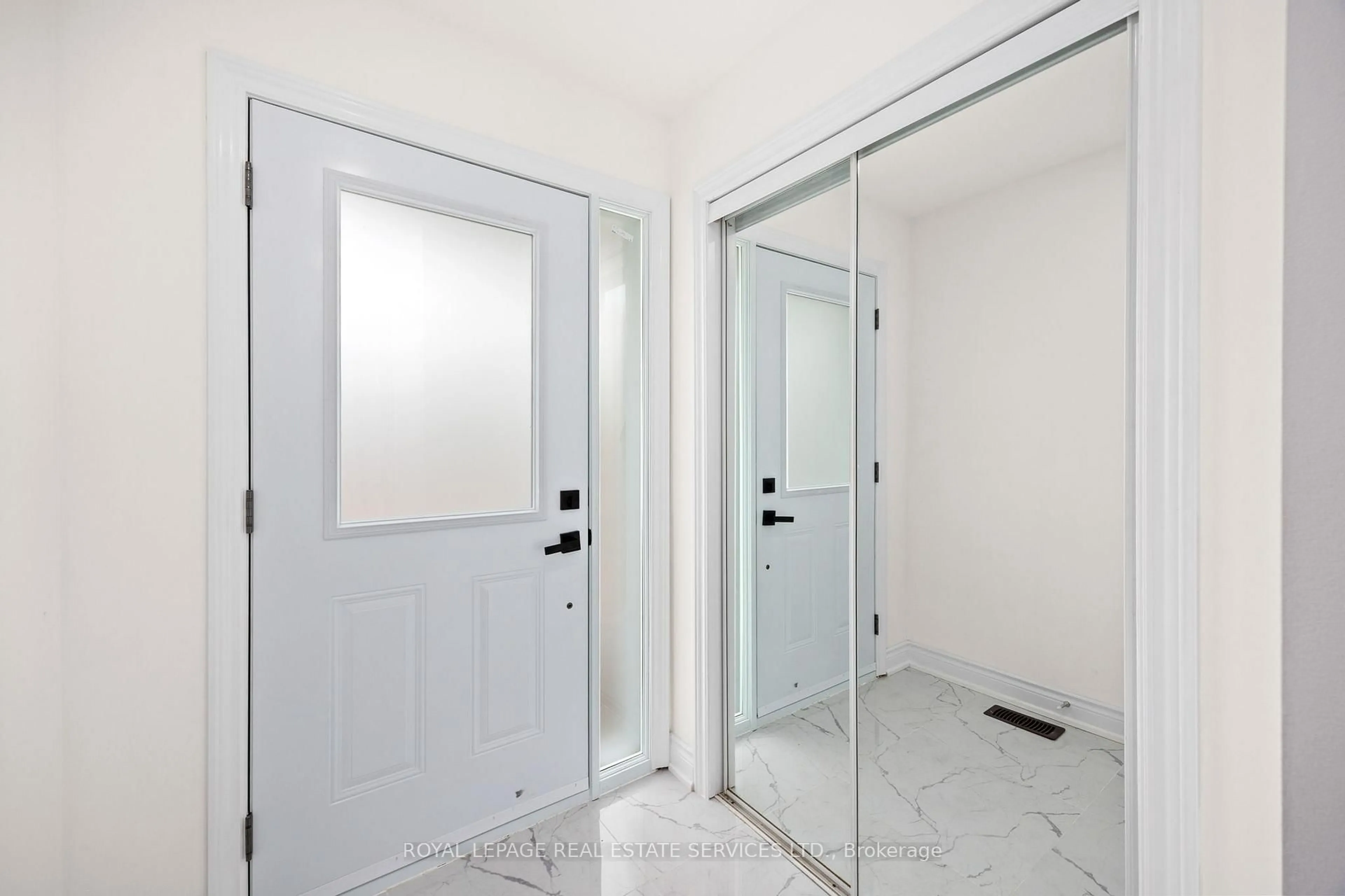 Indoor entryway for 1130 Westview Terr, Oakville Ontario L6M 3M1