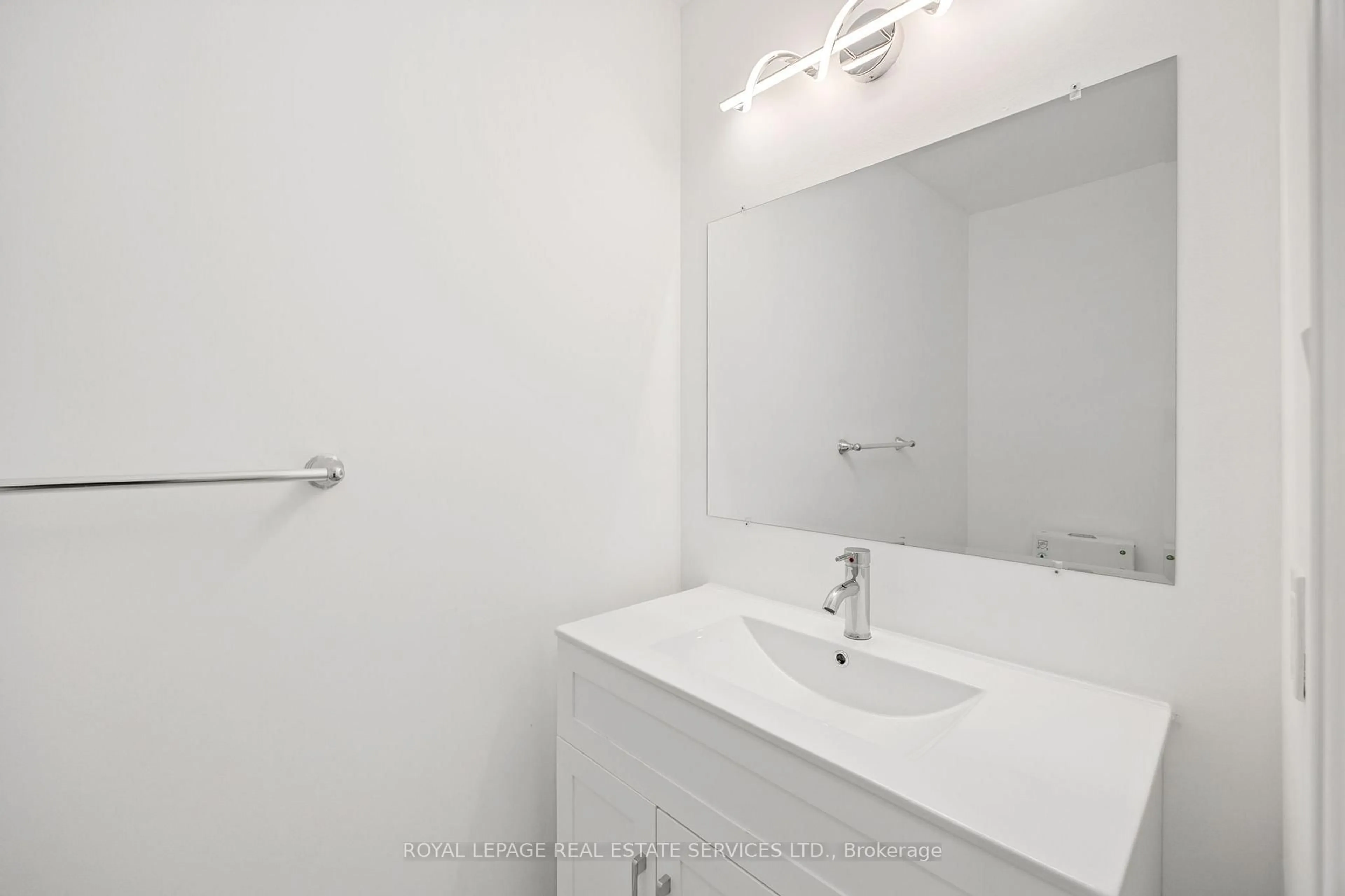 Standard bathroom, ceramic/tile floor for 1130 Westview Terr, Oakville Ontario L6M 3M1