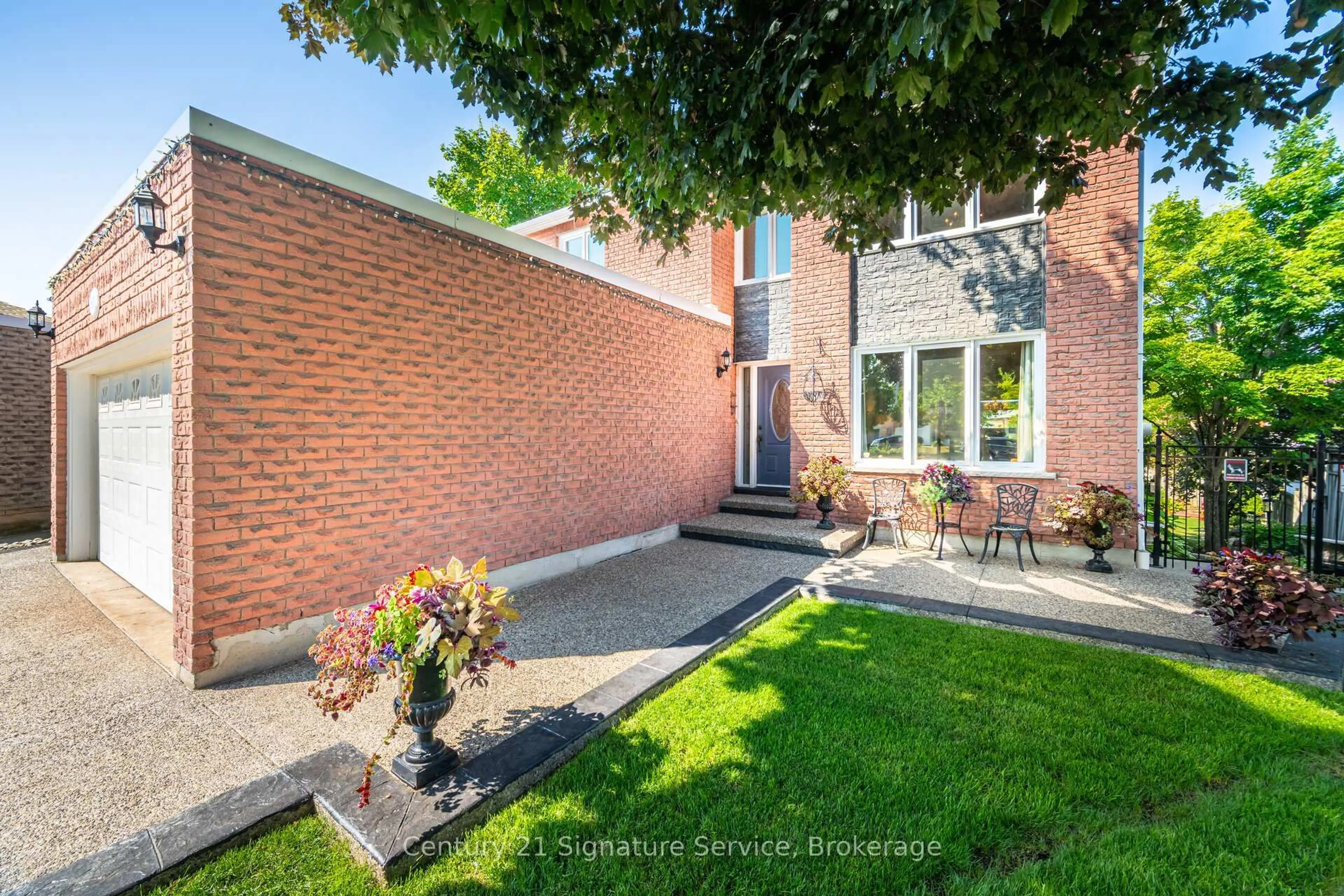 Home with brick exterior material, street for 5955 Ladyburn Cres, Mississauga Ontario L5M 4V7