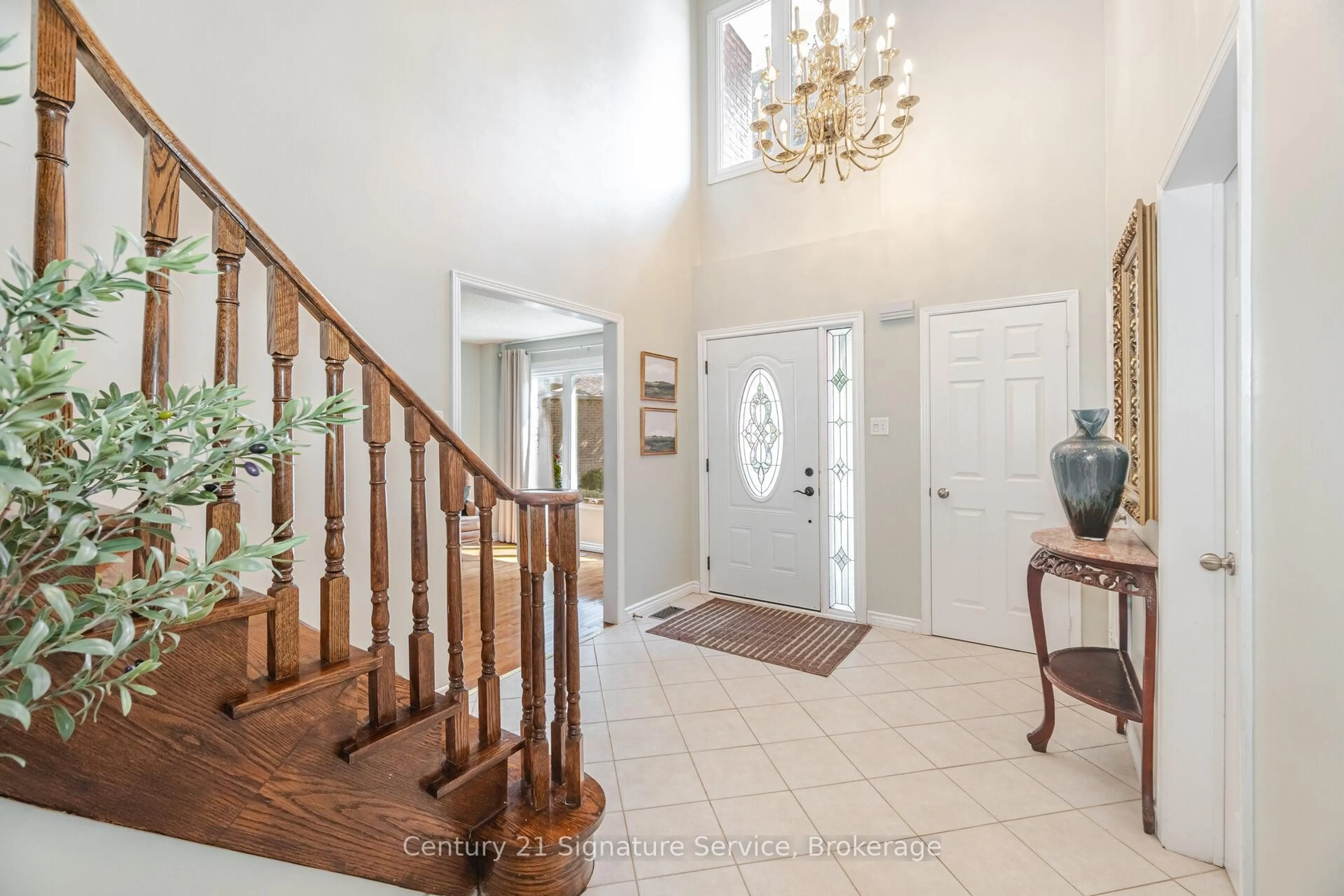 Indoor entryway for 5955 Ladyburn Cres, Mississauga Ontario L5M 4V7
