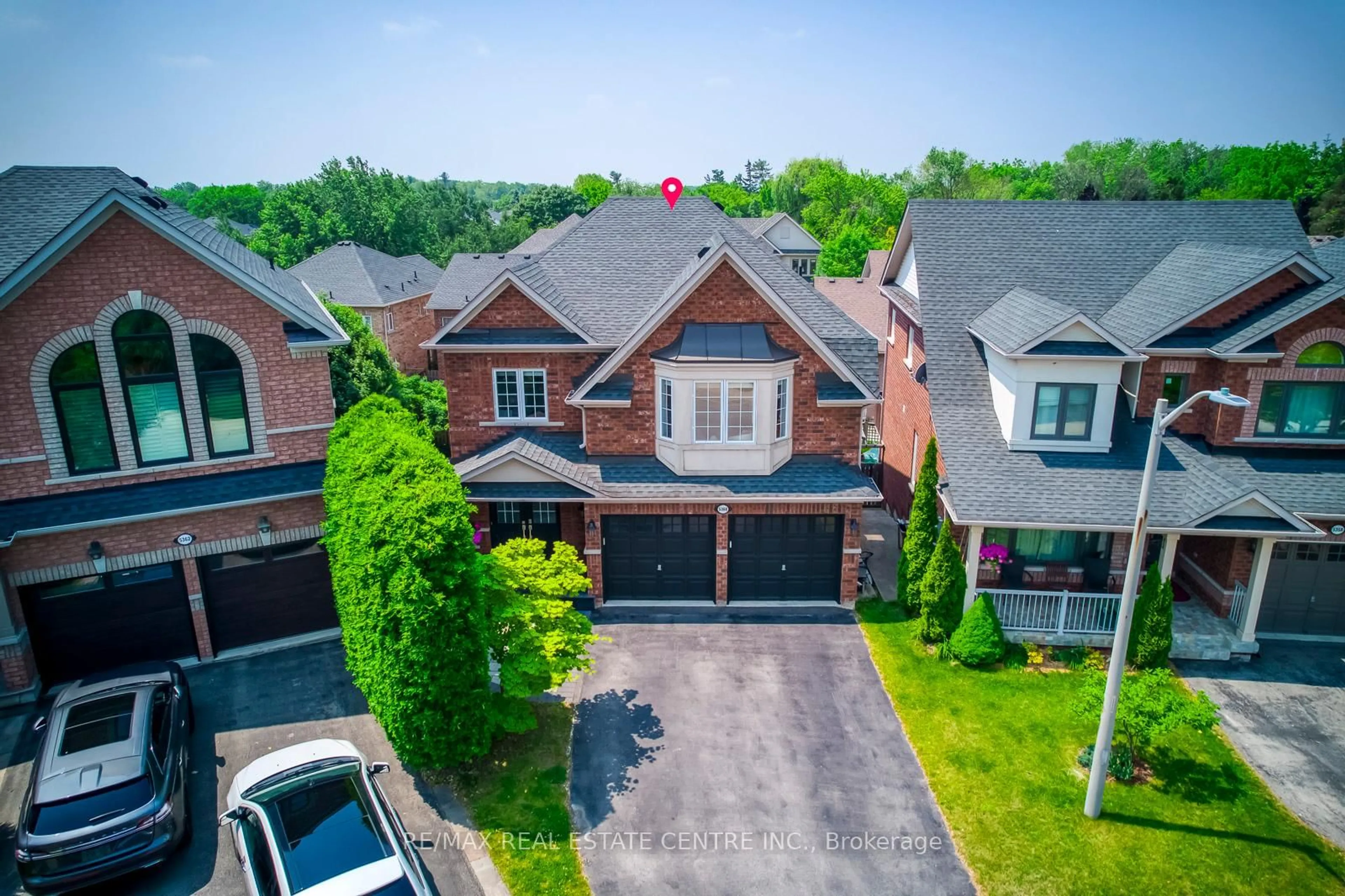 A pic from outside/outdoor area/front of a property/back of a property/a pic from drone, street for 5360 Cachet Cres, Burlington Ontario L7L 7N6