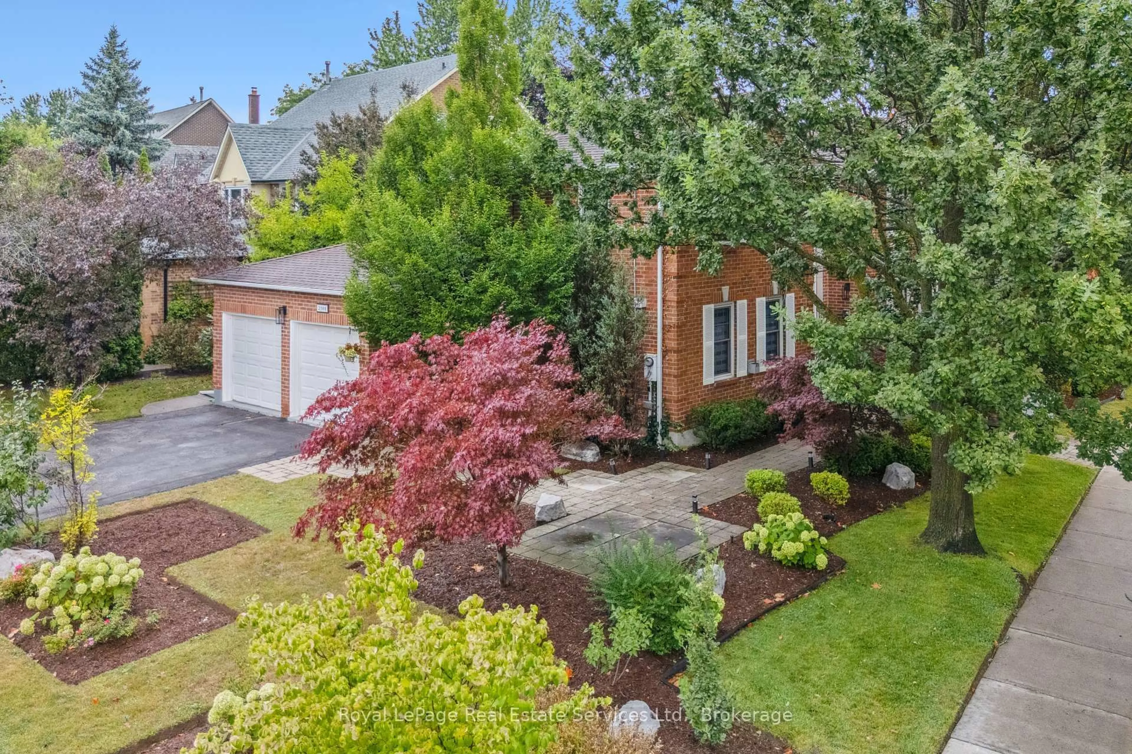 A pic from outside/outdoor area/front of a property/back of a property/a pic from drone, street for 2101 Grosvenor St, Oakville Ontario L6H 4N1
