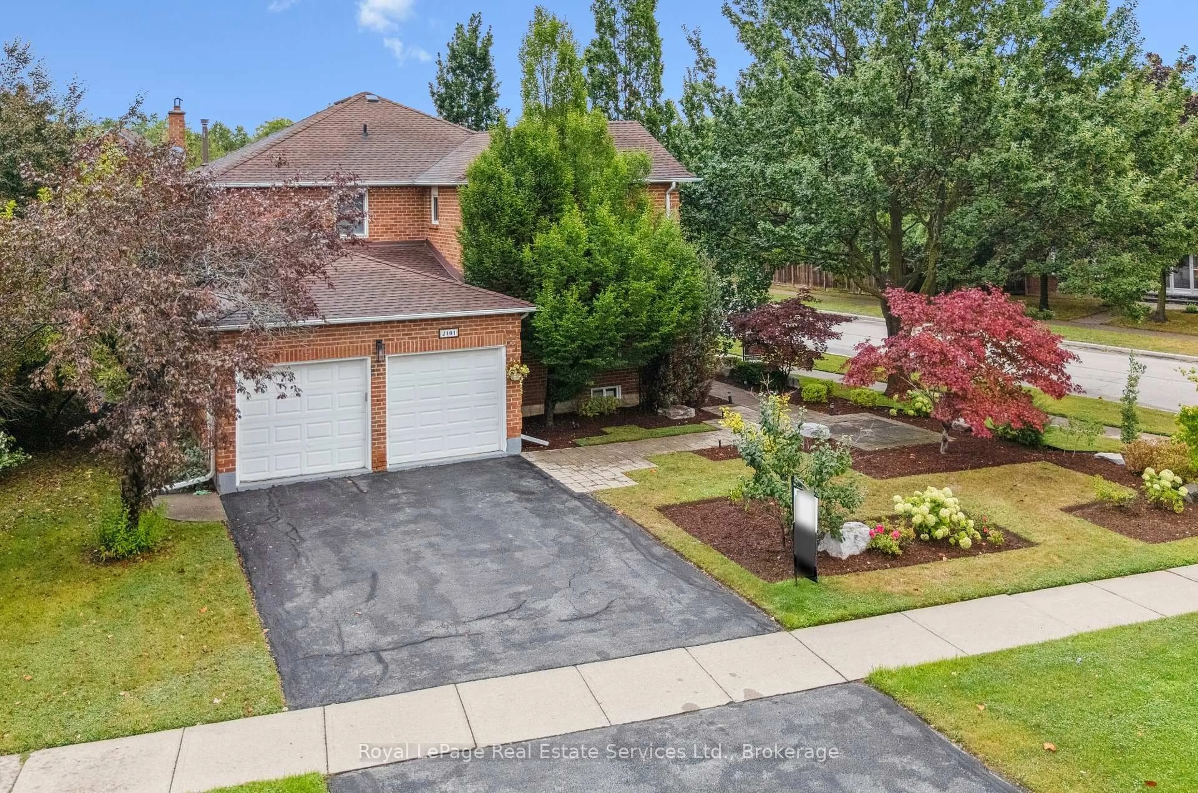 A pic from outside/outdoor area/front of a property/back of a property/a pic from drone, street for 2101 Grosvenor St, Oakville Ontario L6H 4N1