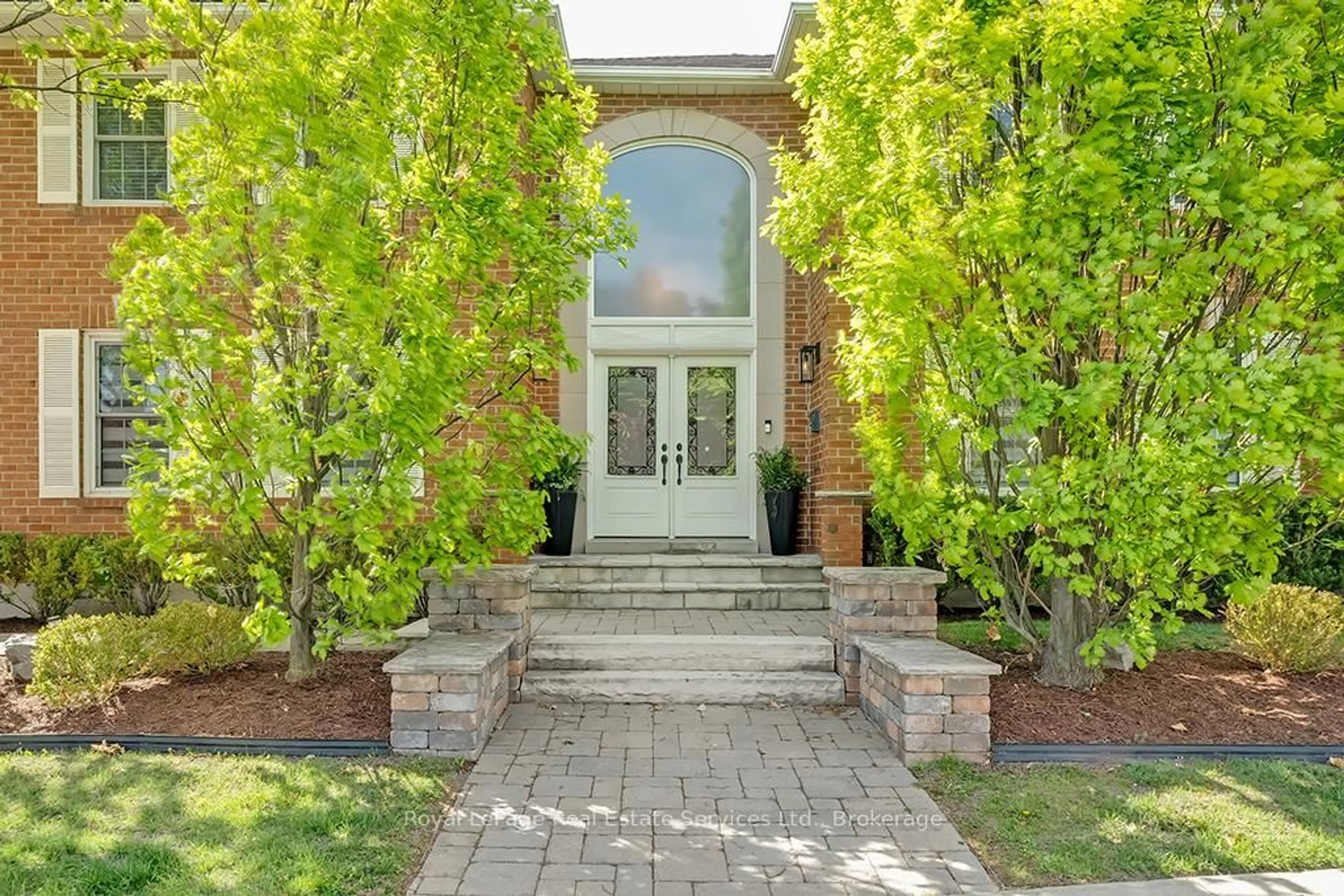 Indoor entryway for 2101 Grosvenor St, Oakville Ontario L6H 4N1