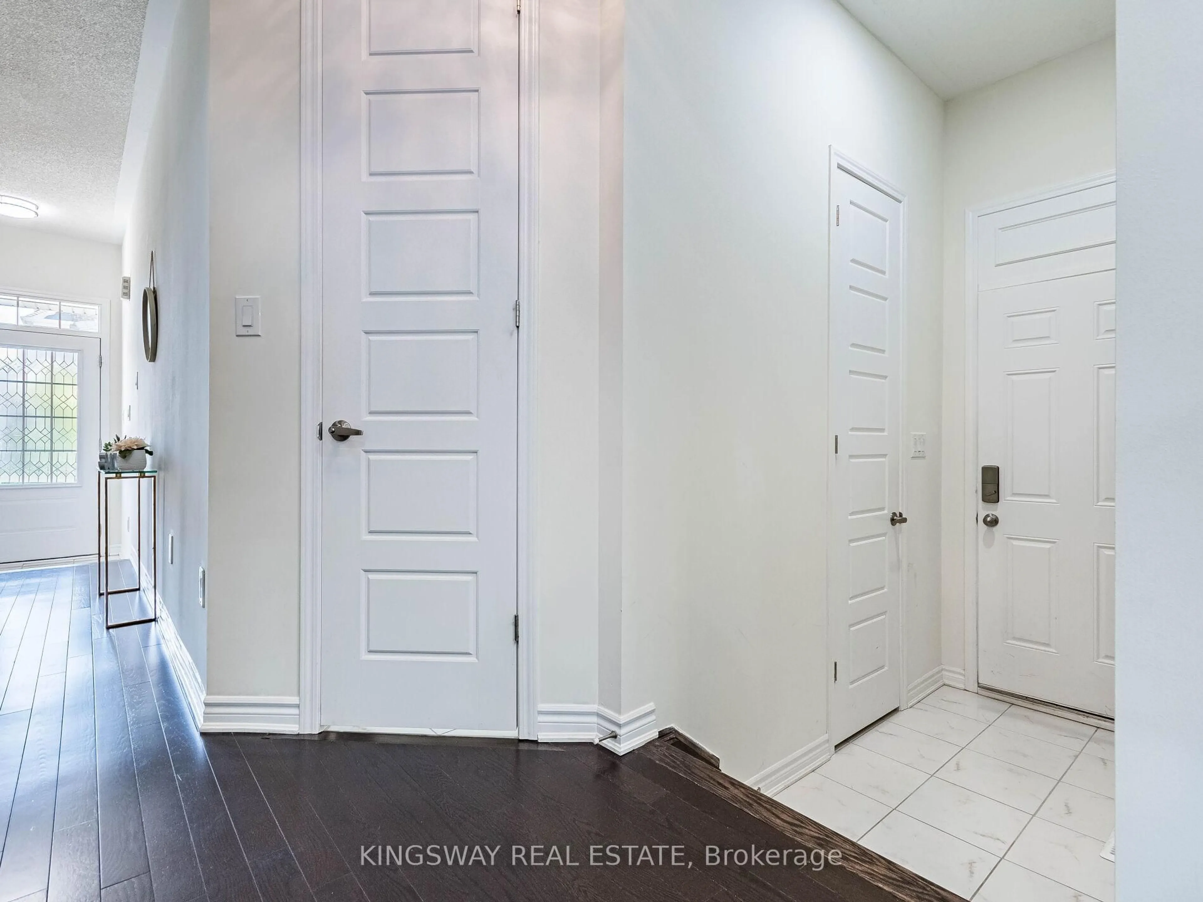 Indoor entryway for 1448 Sycamore Garden, Milton Ontario L9E 1P7