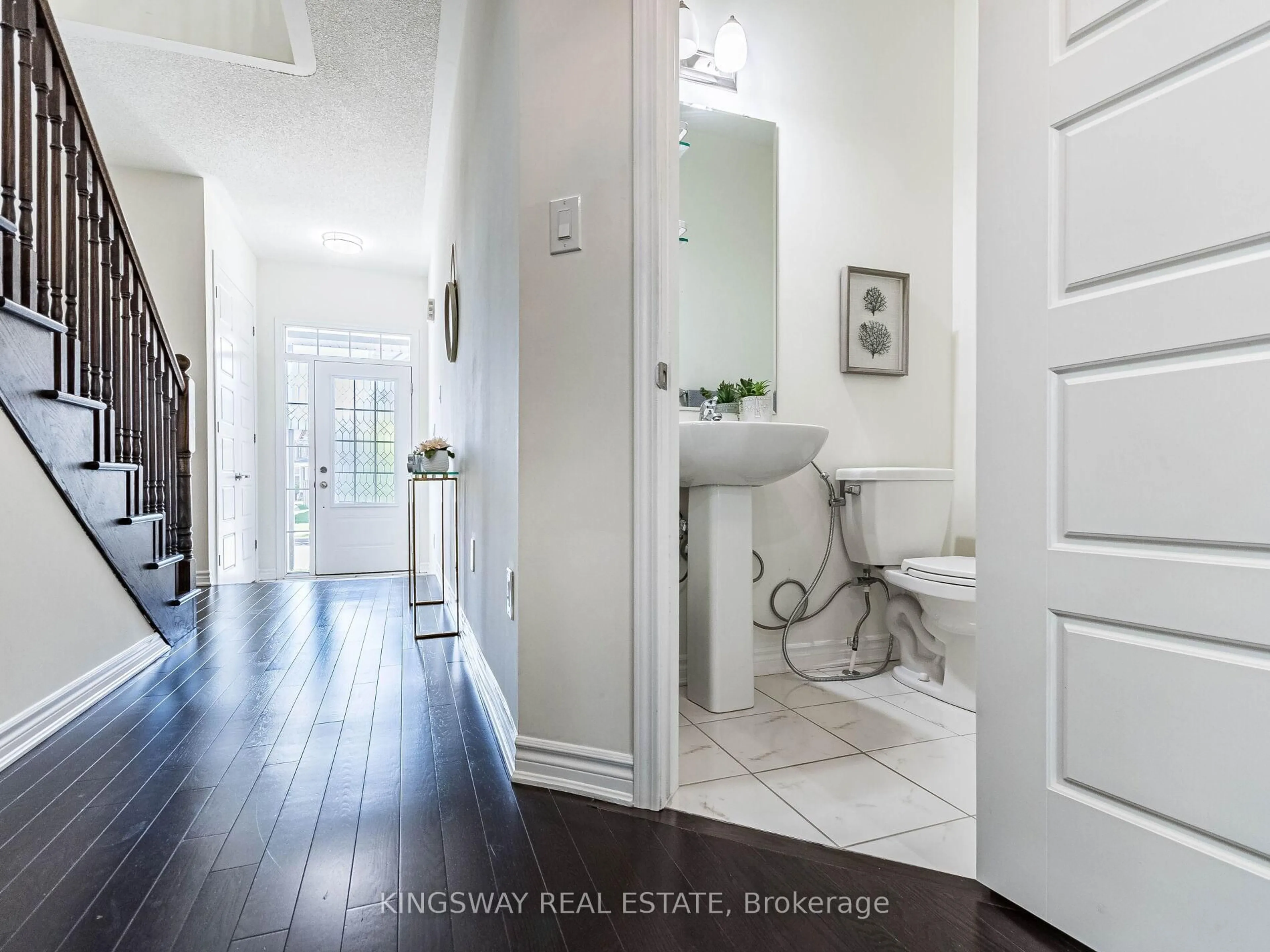 Indoor entryway for 1448 Sycamore Garden, Milton Ontario L9E 1P7