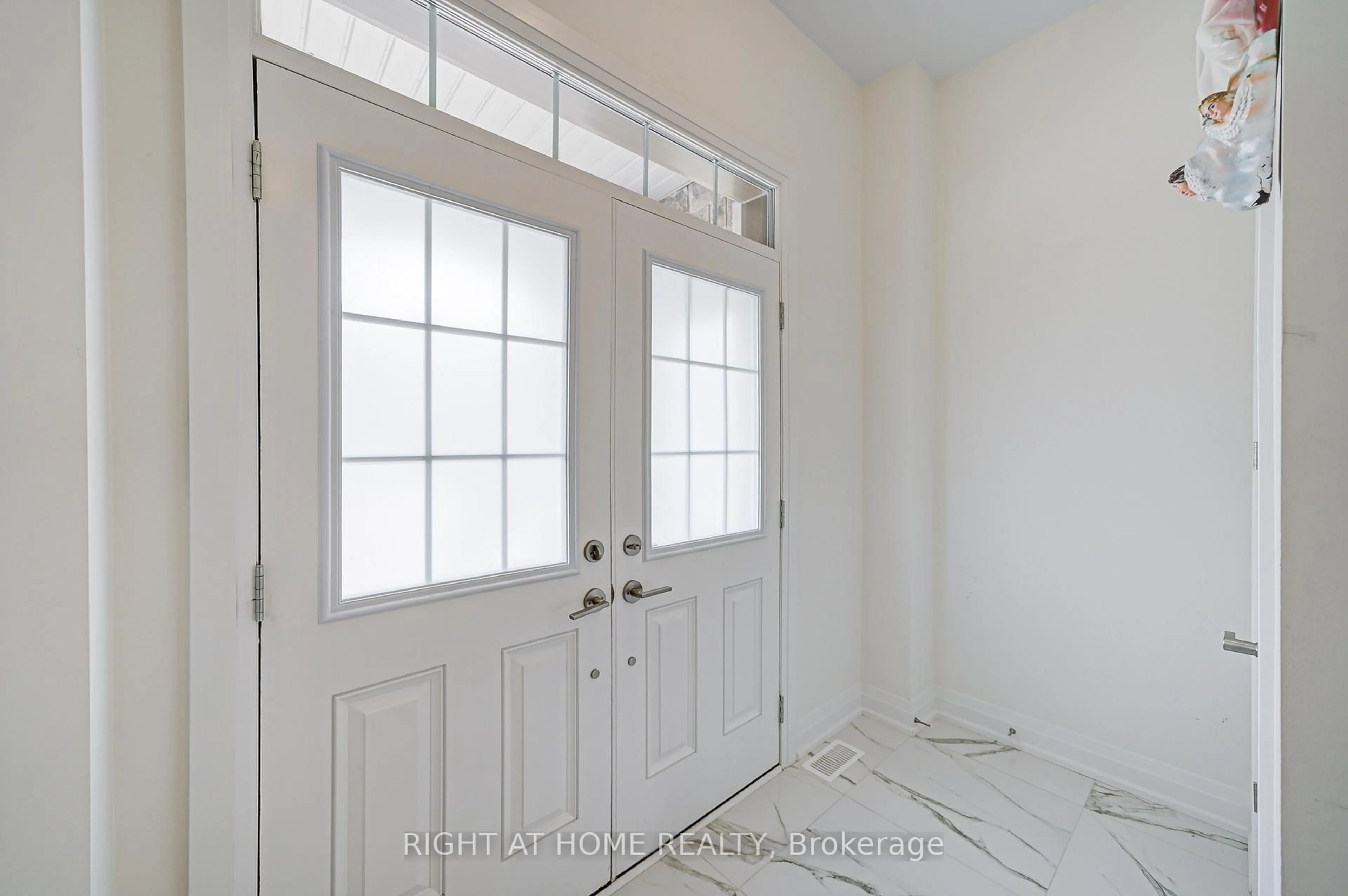 Indoor entryway for 446 Thornborrow Crt, Milton Ontario L9E 1T4