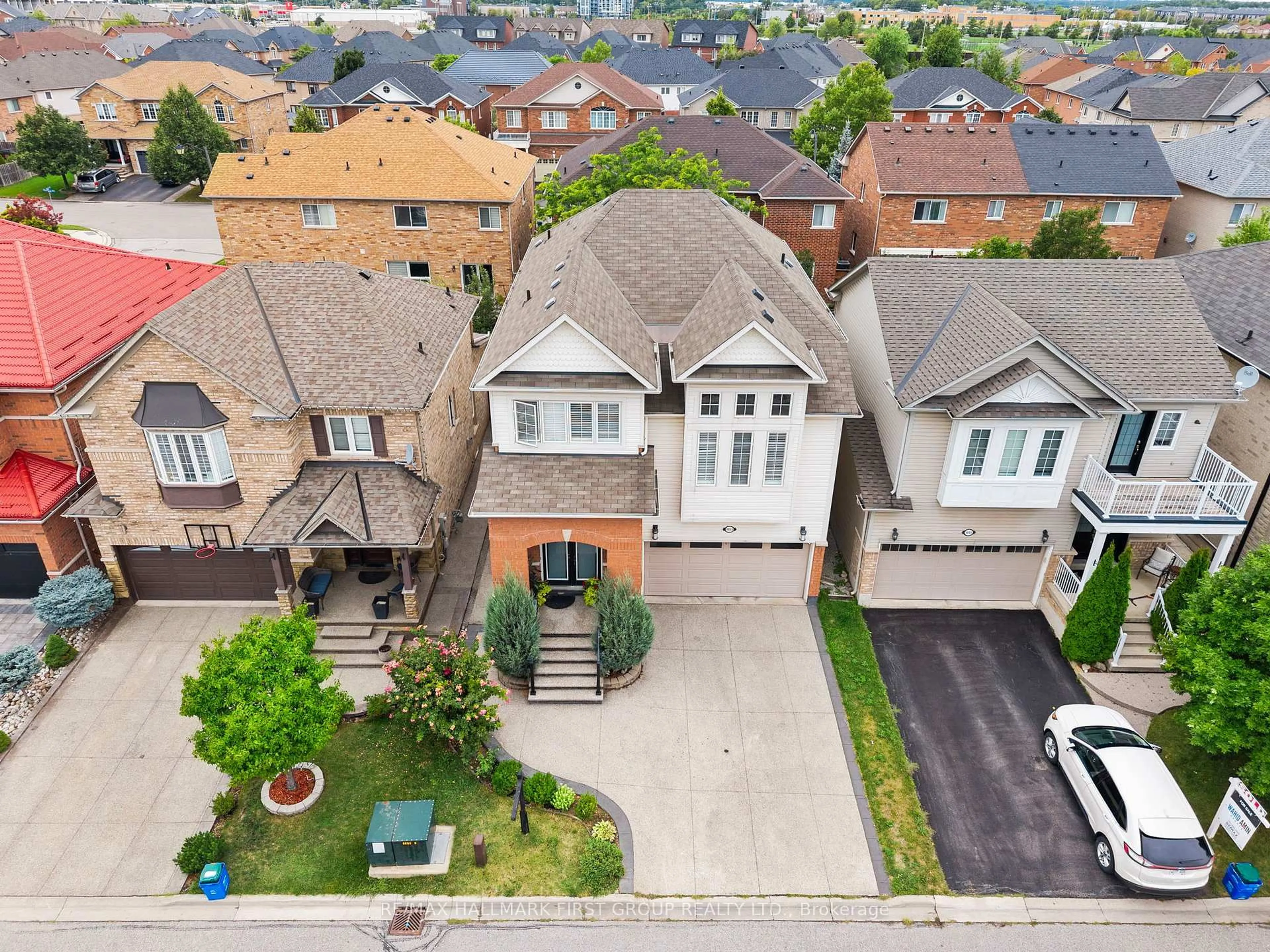A pic from outside/outdoor area/front of a property/back of a property/a pic from drone, street for 1053 Eager Rd, Milton Ontario L9T 6T1
