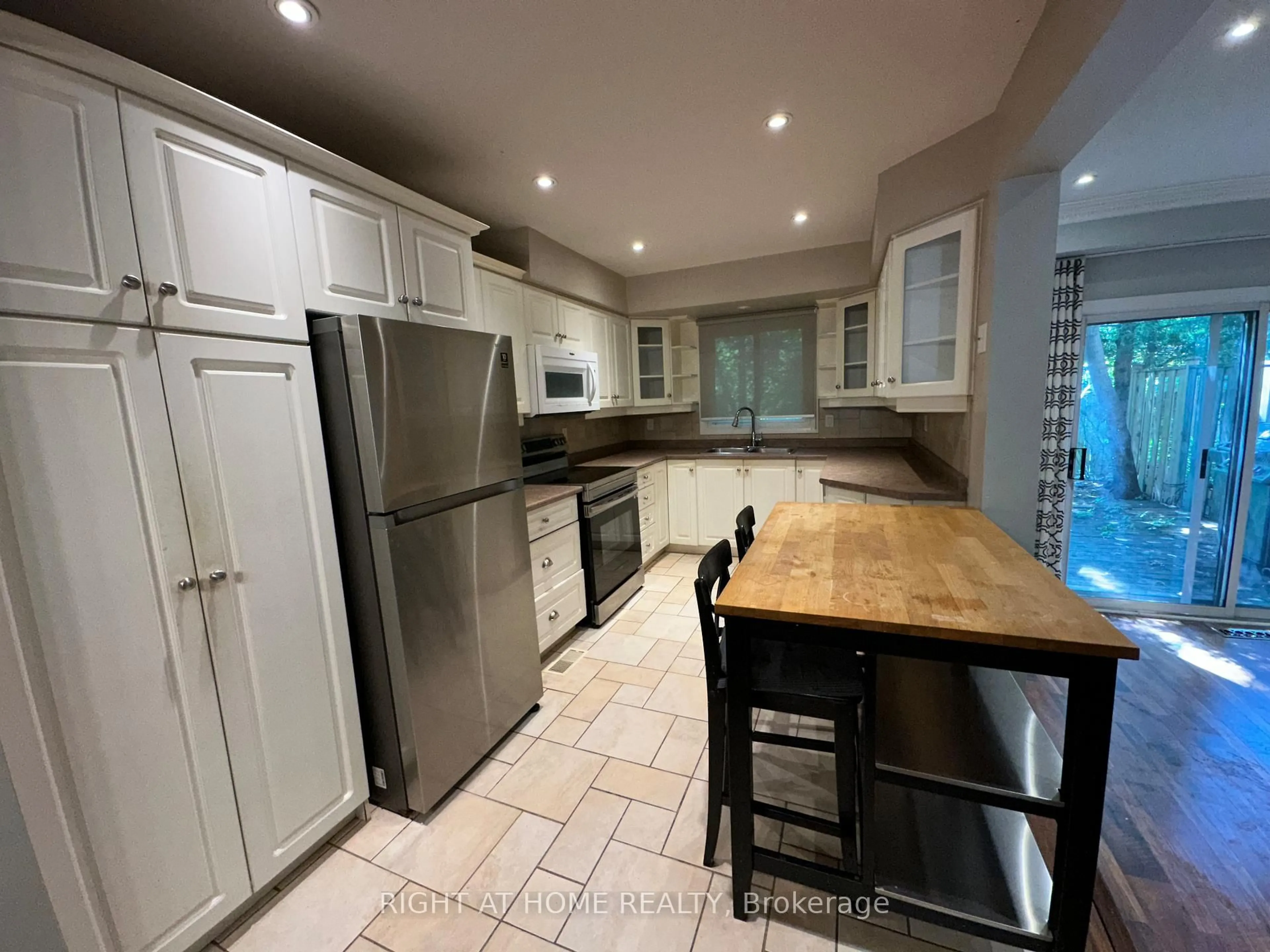Unknown for 3345 SILVERADO Dr #34, Mississauga Ontario L5A 3Y8