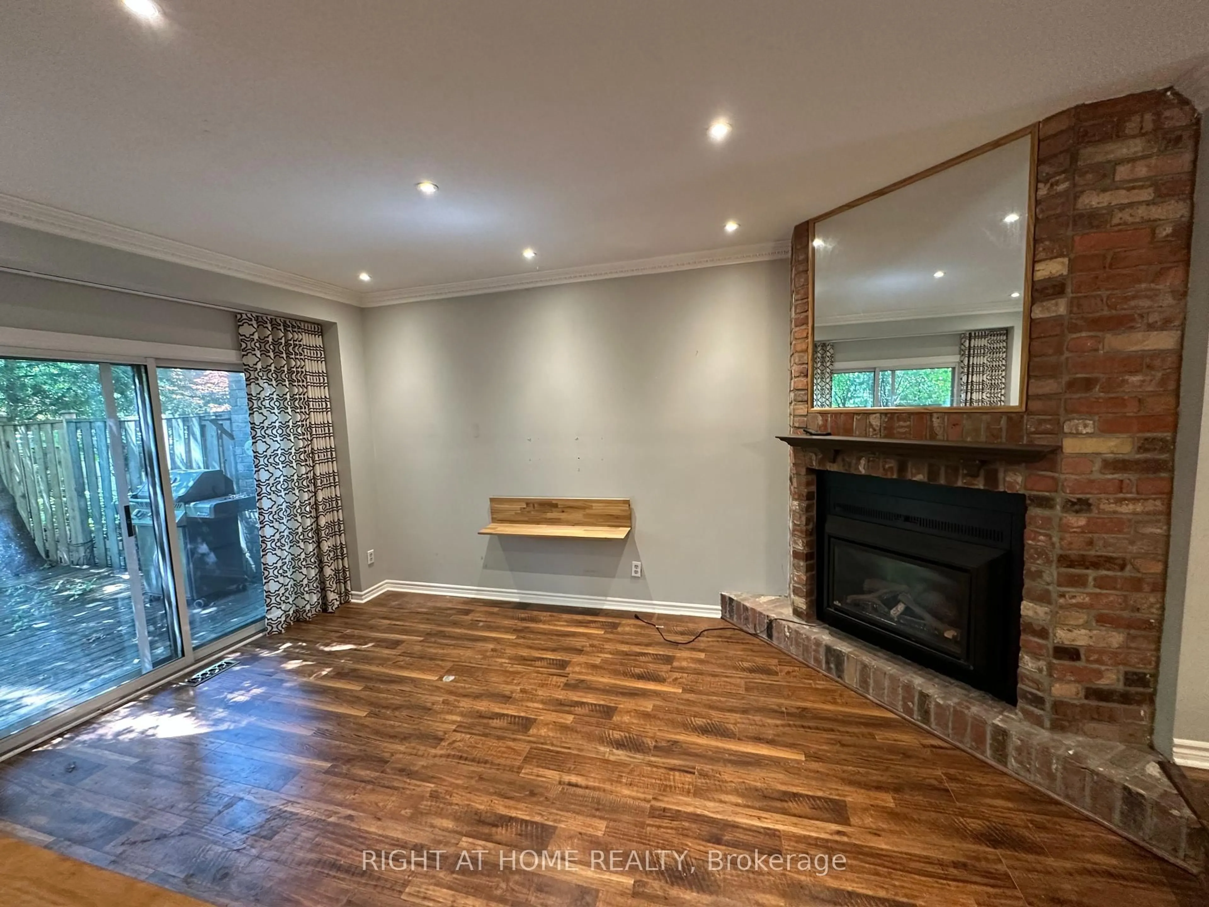 Living room with furniture, wood/laminate floor for 3345 SILVERADO Dr #34, Mississauga Ontario L5A 3Y8