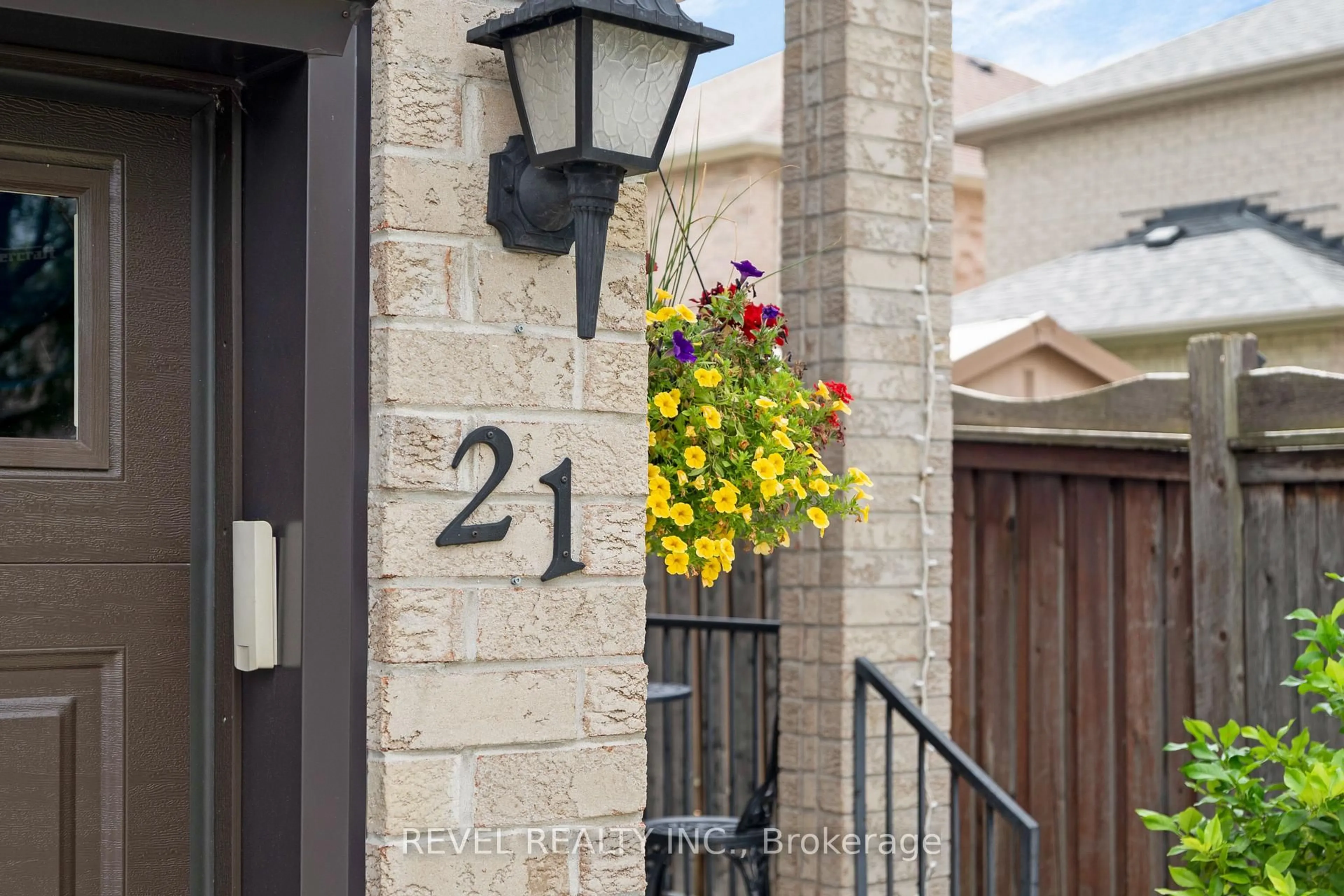 Indoor entryway for 21 Ewart St, Caledon Ontario L7E 2T3