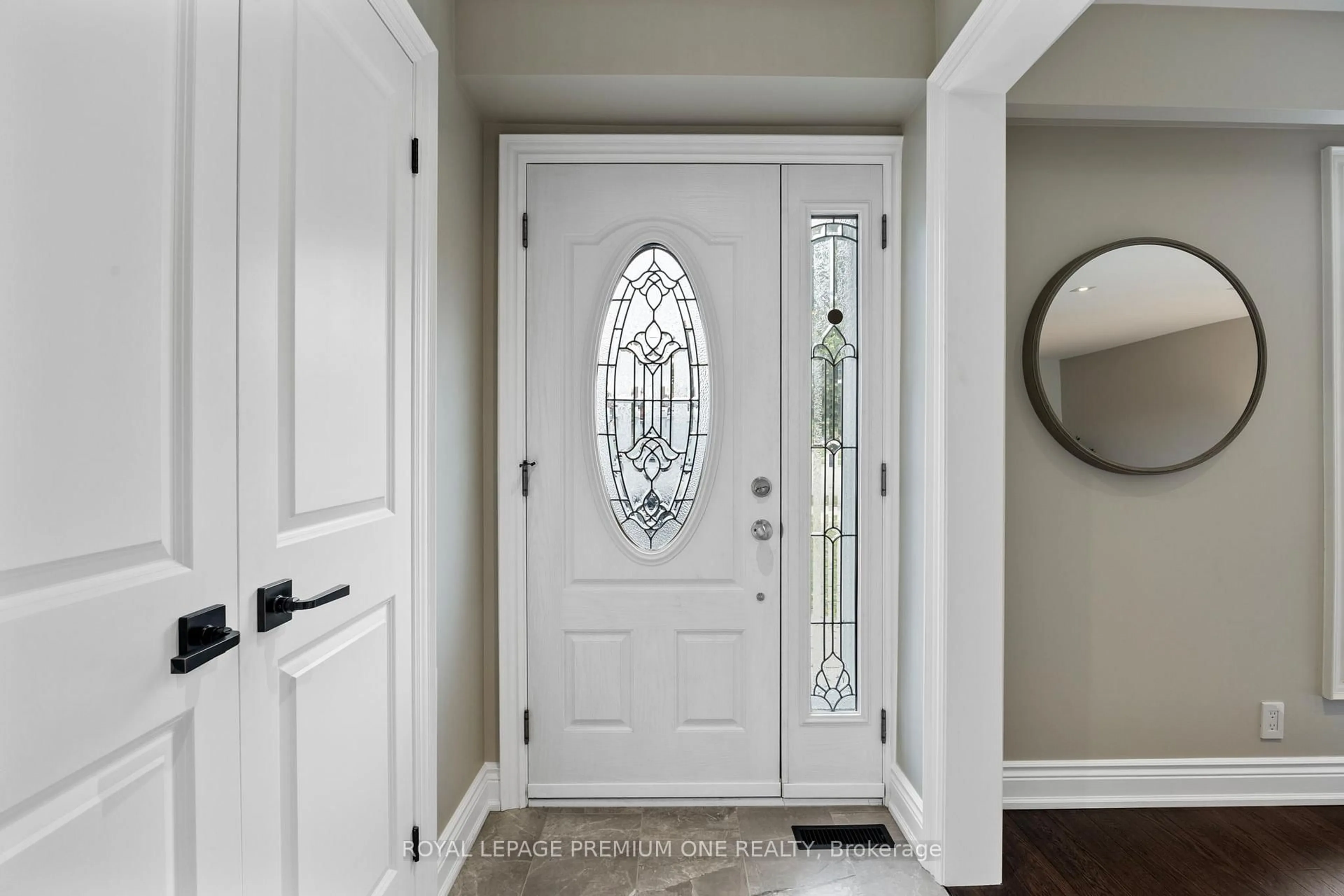 Indoor entryway for 8 Buttercup Cres, Toronto Ontario M9L 2M9