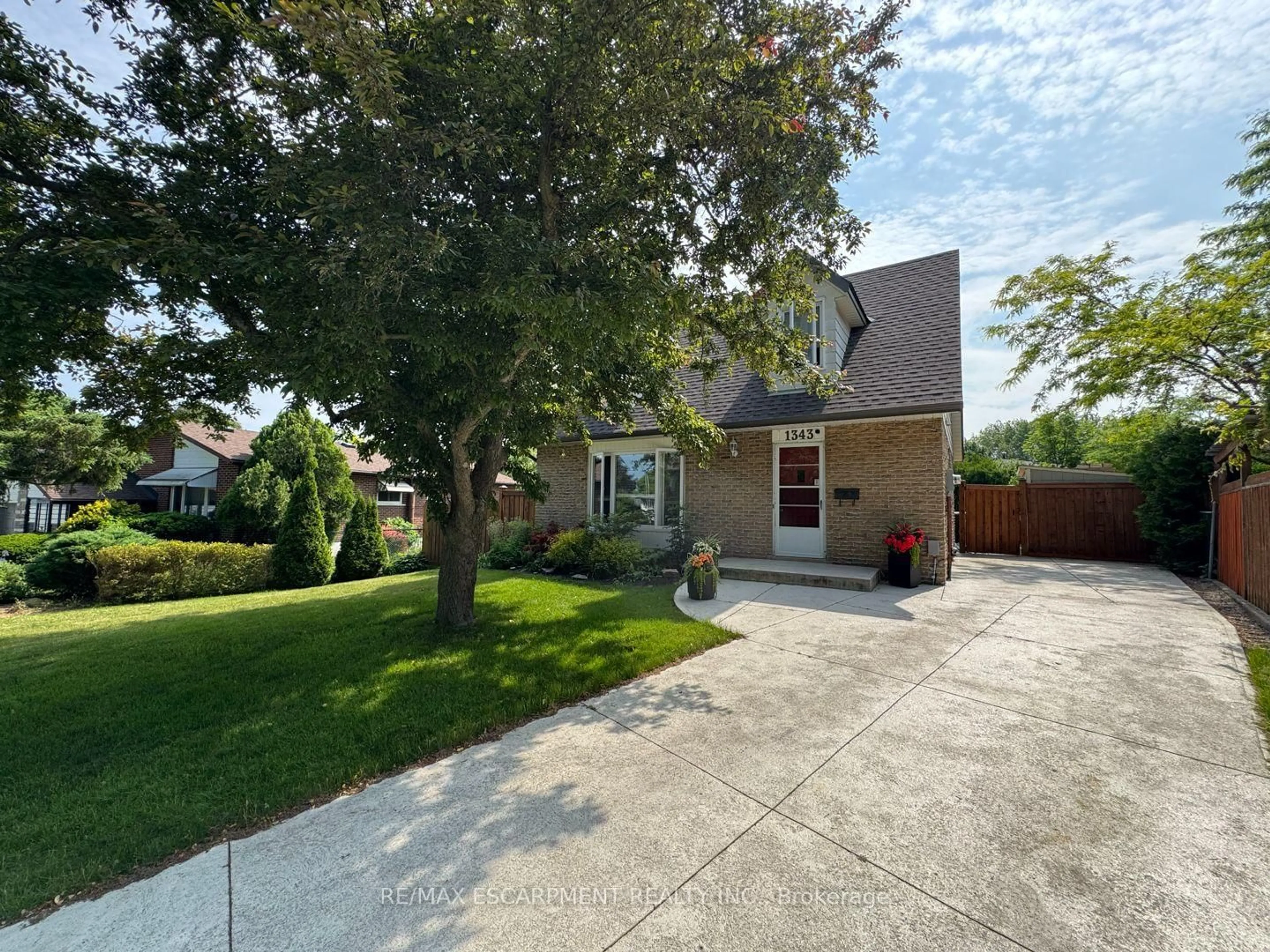 A pic from outside/outdoor area/front of a property/back of a property/a pic from drone, street for 1343 JANINA Blvd, Burlington Ontario L7P 1K5