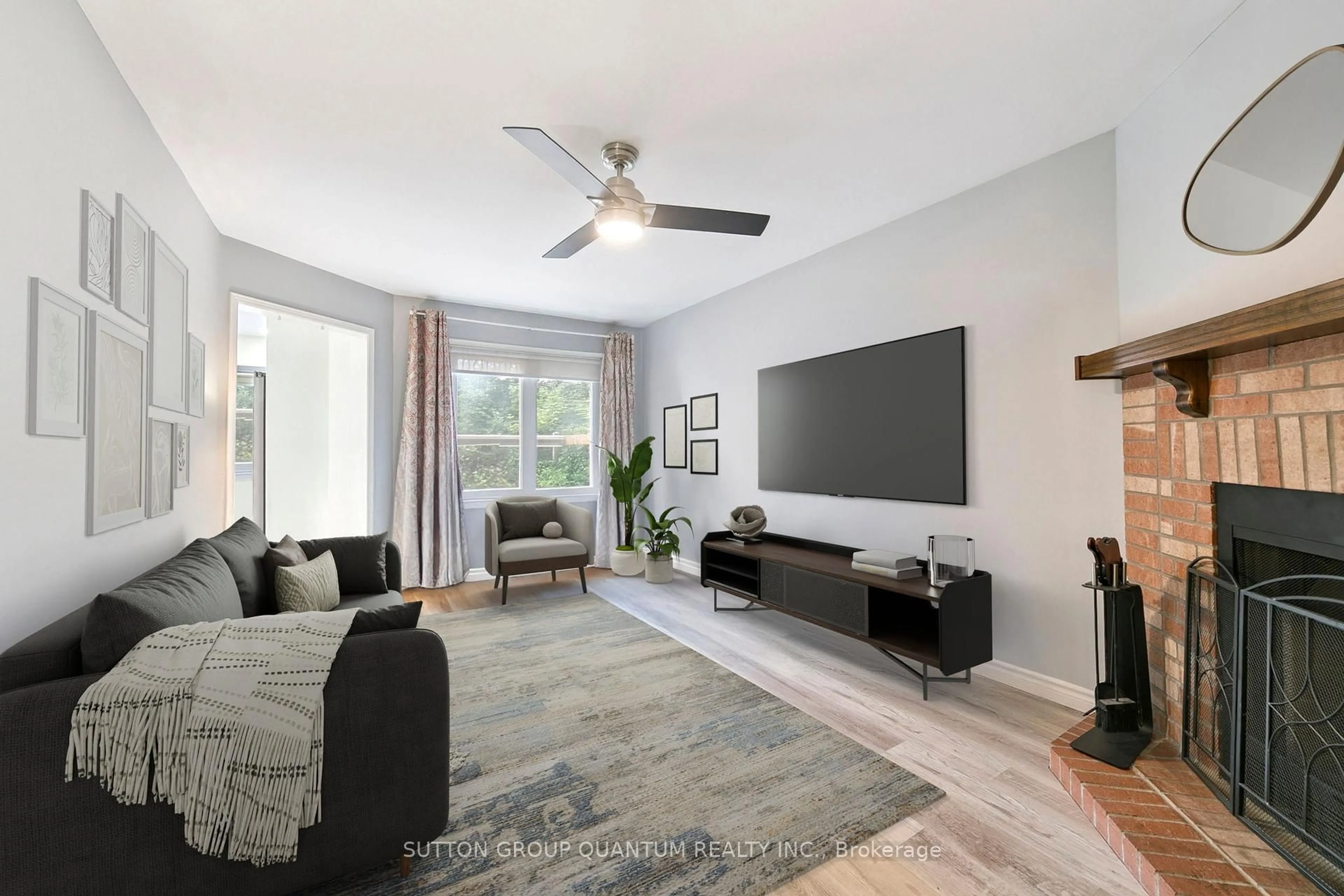 Living room with furniture, unknown for 3523 Pintail Circ, Mississauga Ontario L5N 6C8