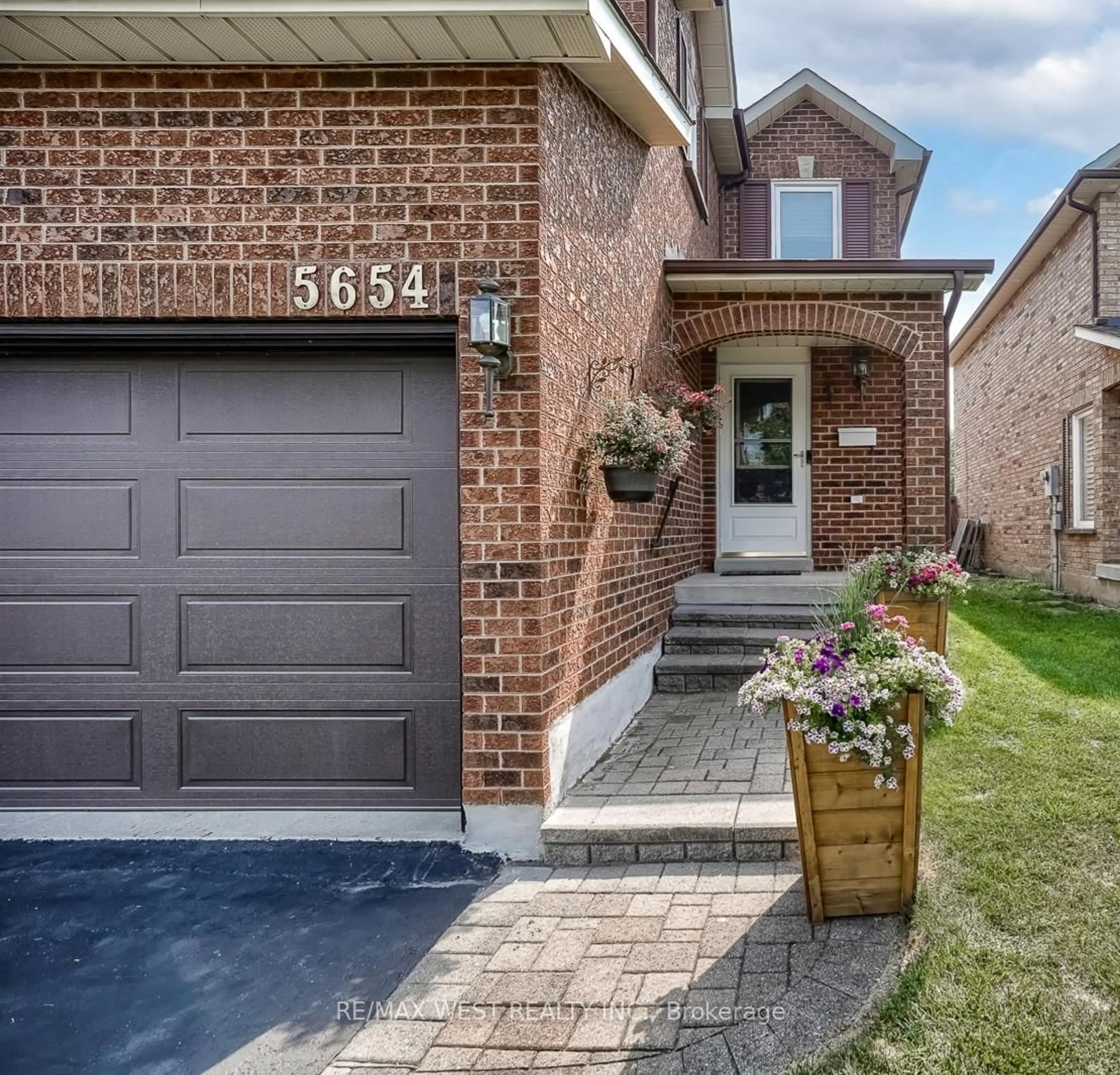 Home with brick exterior material, street for 5654 Dawlish Cres, Mississauga Ontario L5V 1W2