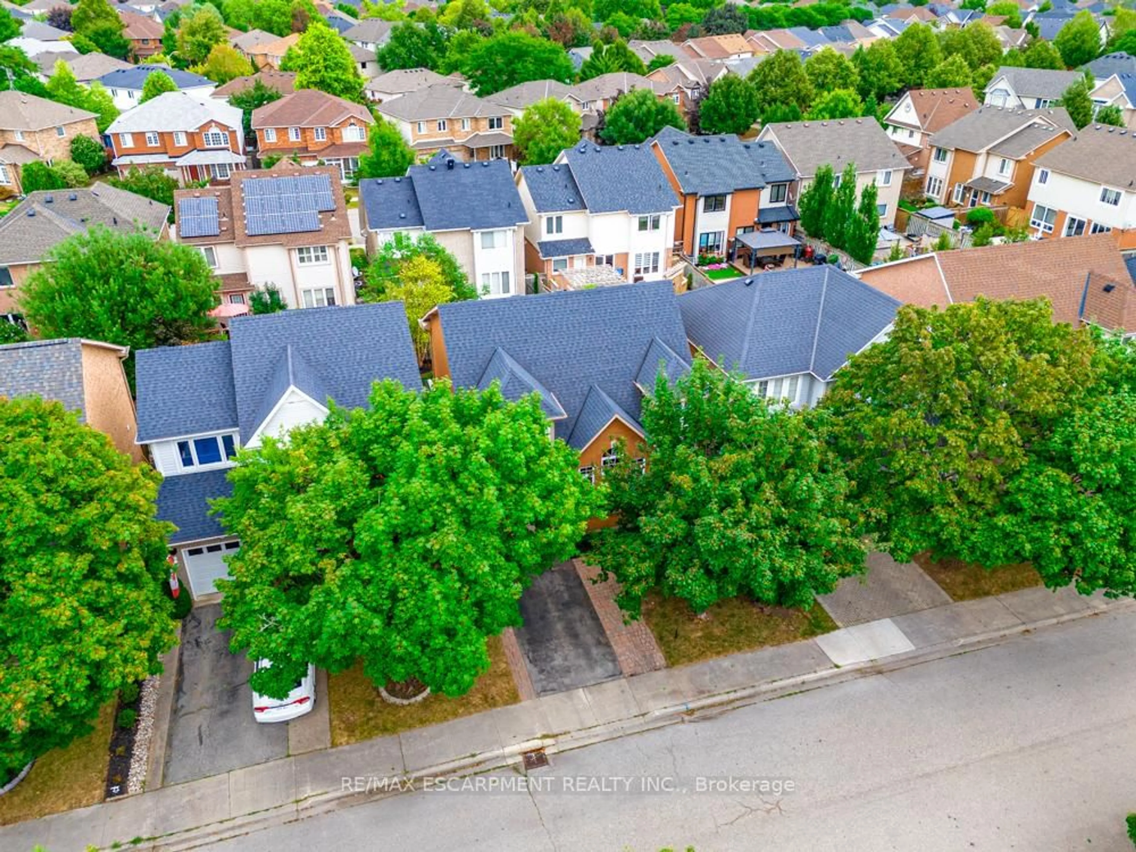 A pic from outside/outdoor area/front of a property/back of a property/a pic from drone, street for 5161 Ridgewell Rd, Burlington Ontario L7L 6N7