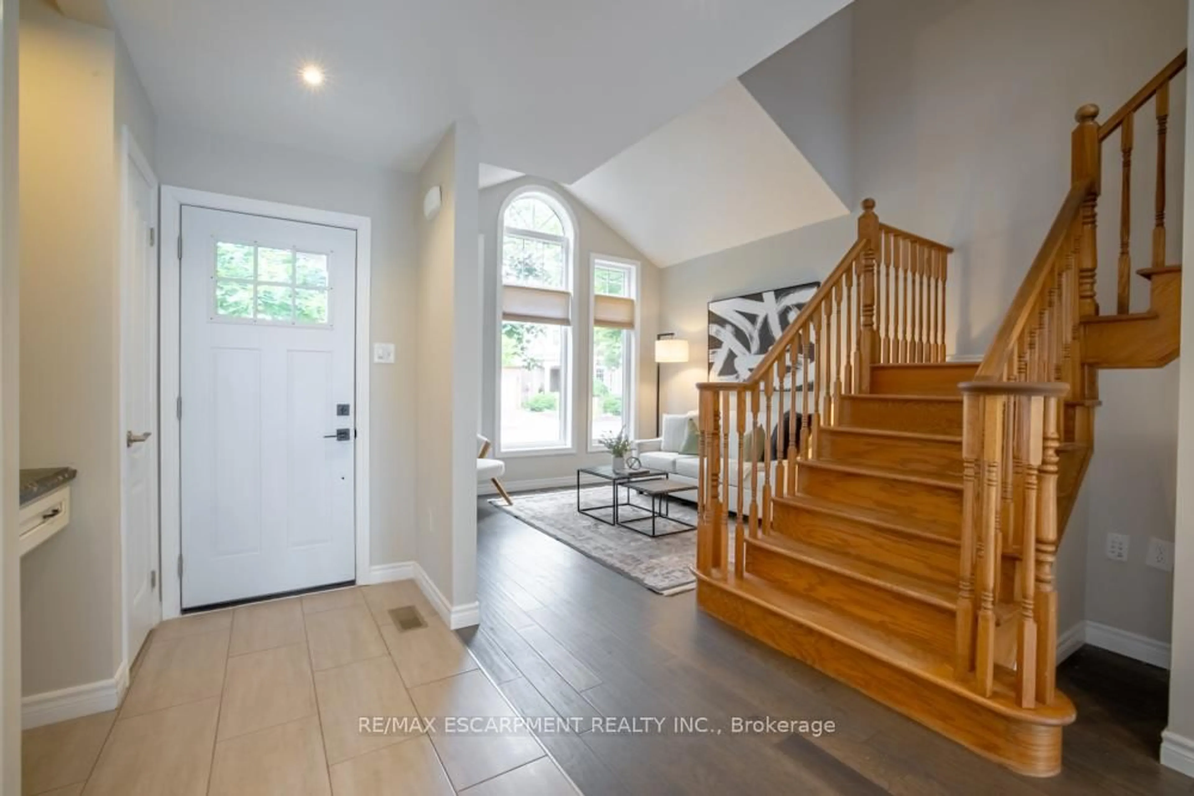 Indoor entryway for 5161 Ridgewell Rd, Burlington Ontario L7L 6N7