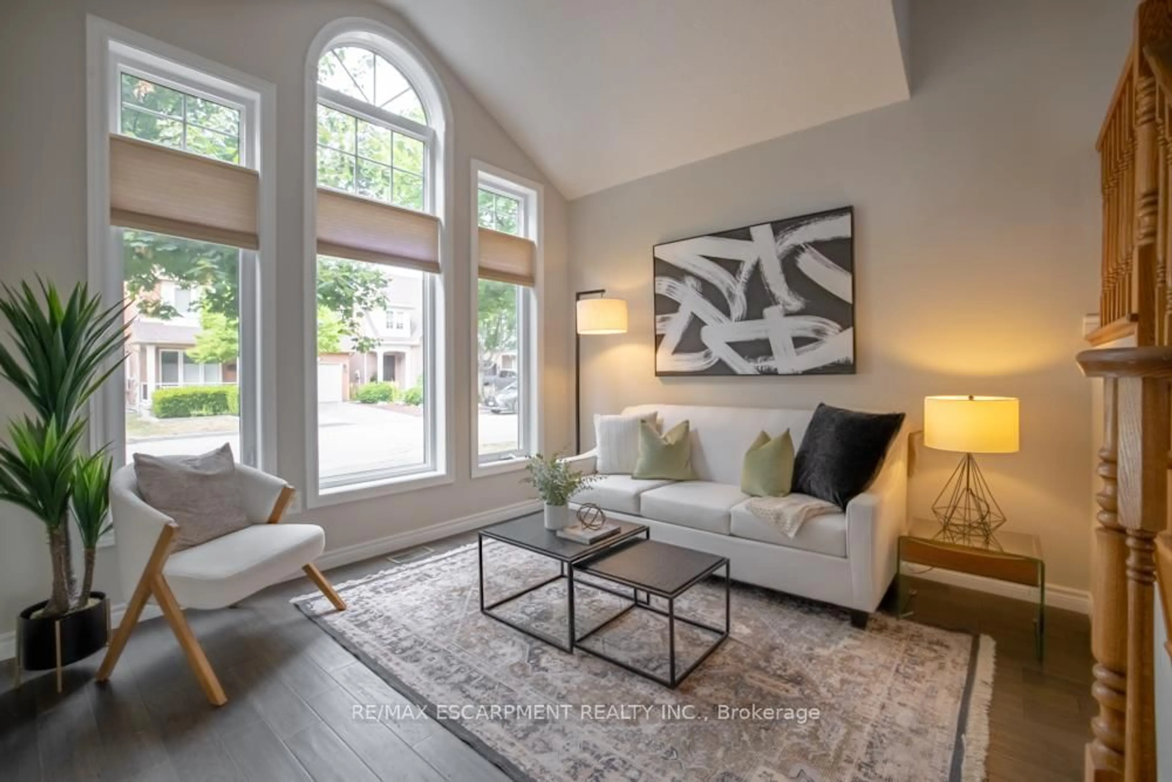 Living room with furniture, unknown for 5161 Ridgewell Rd, Burlington Ontario L7L 6N7